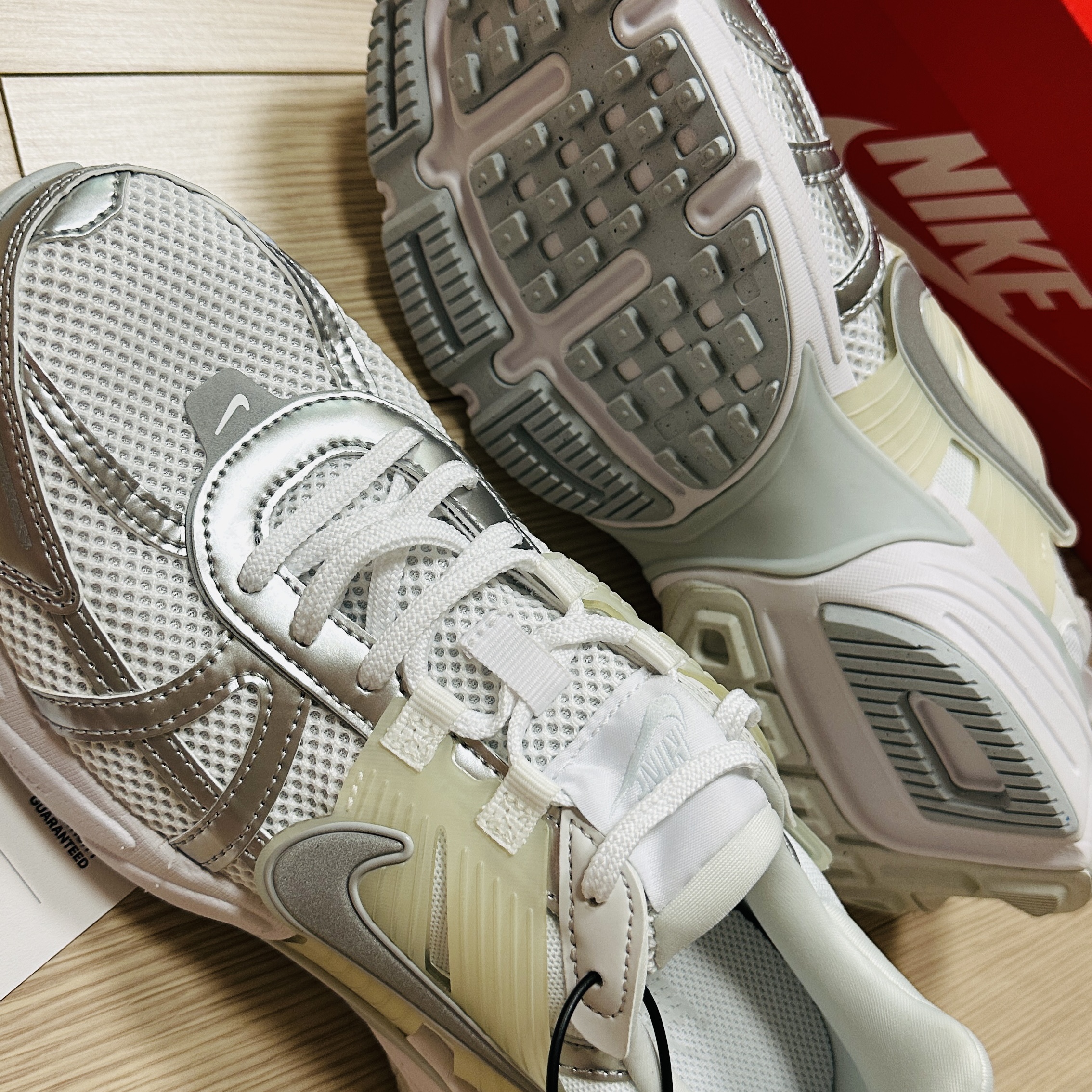 Nike V2K Run Metallic Silver White 착용 스타일 - 2