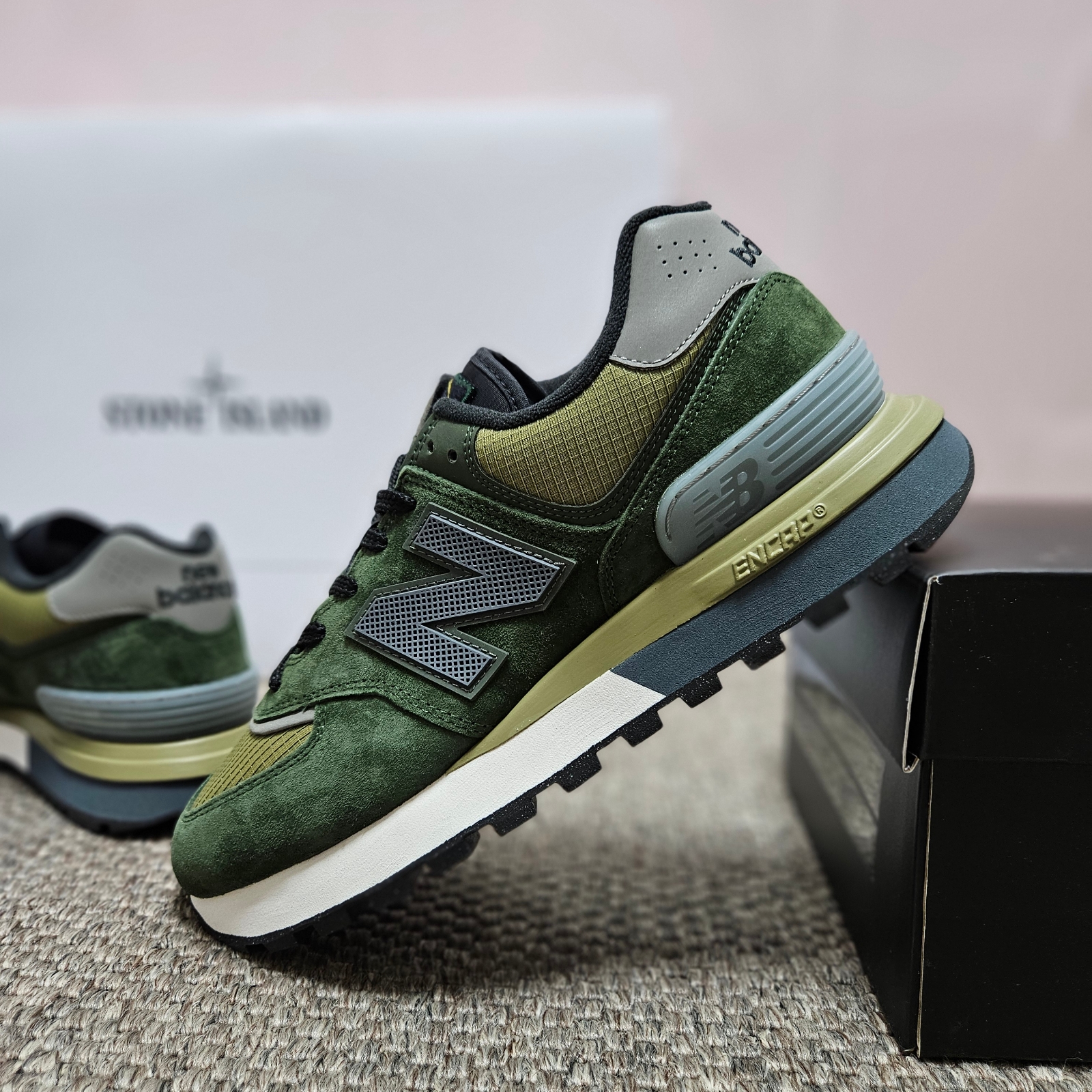 New Balance x Stone Island 574 Legacy Dark Green, New Balance x Stone Island 574 Legacy Light Green 착용 스타일 - 1