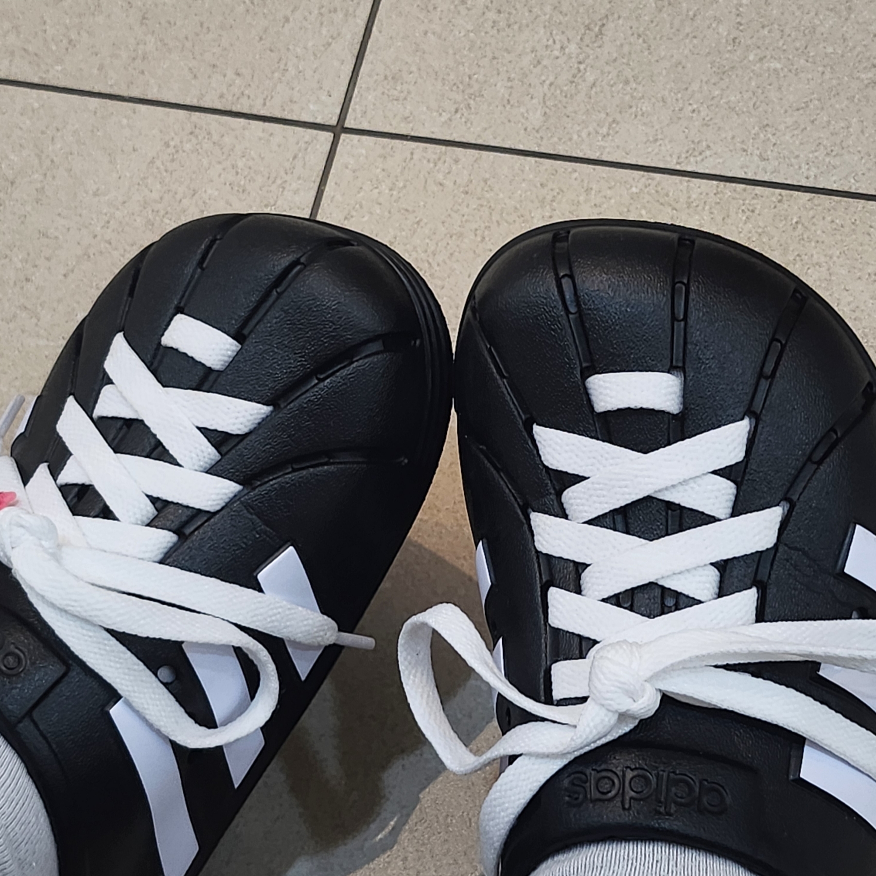 Adidas Adilette Clog Black White 착용 스타일