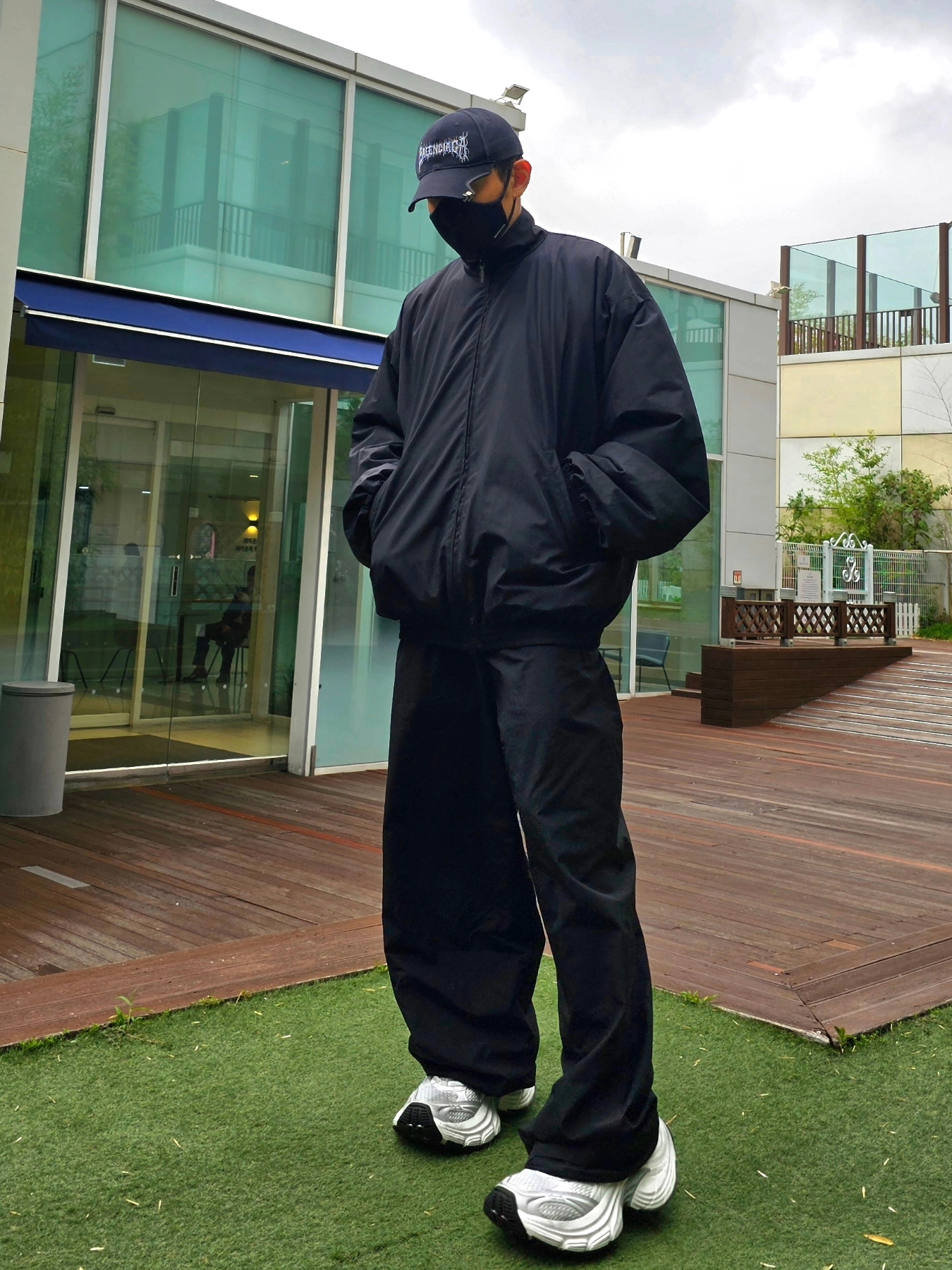 Balenciaga Tracksuit Pants in Black, Balenciaga DIY Metal Outline Tracksuit Jacket in Black 착용 스타일 - 2