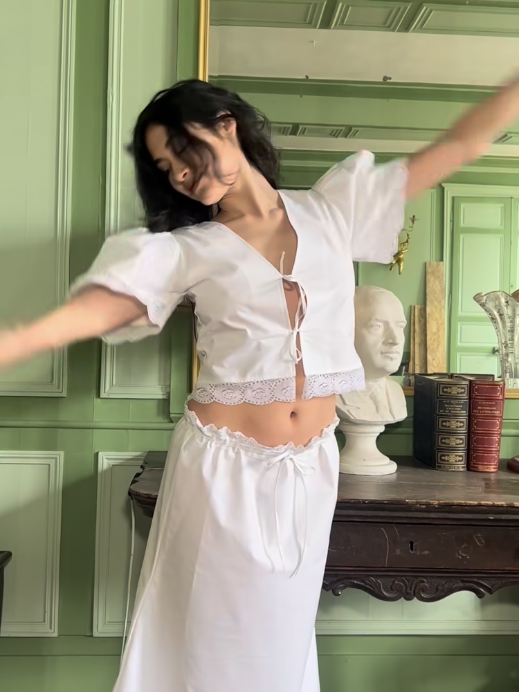 [KREAM 단독] Maison Cleo Women White Cotton English Embroidered Flared Mid-Length Skirt White 착용 스타일 - 3