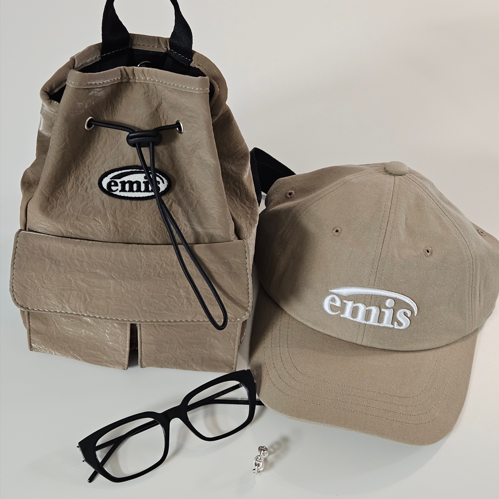 Emis Mini Wappen Pocket Backpack Beige, Emis New Logo Emis Cap Beige 착용 스타일 - 2