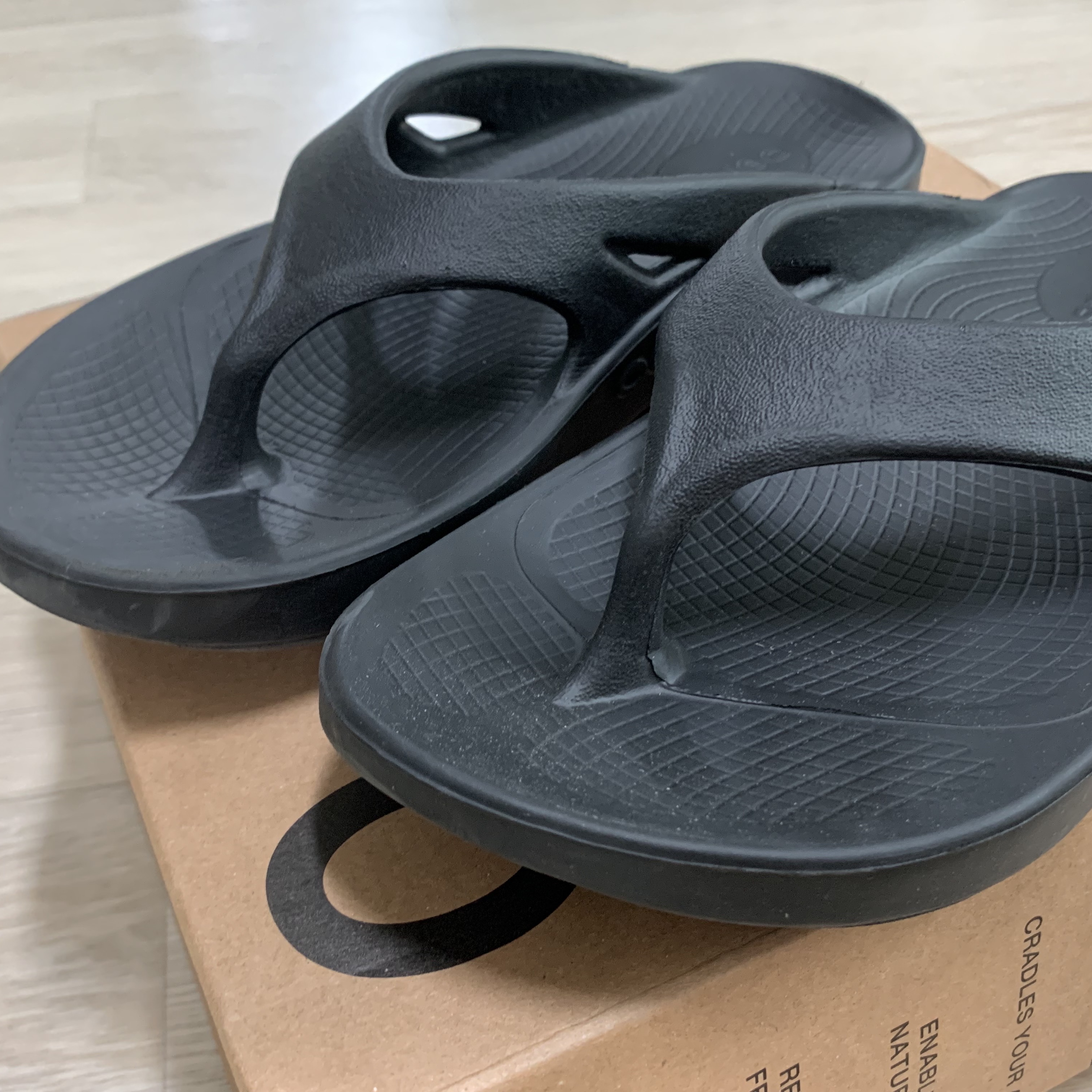 Oofos OOriginal Black 착용 스타일 - 6