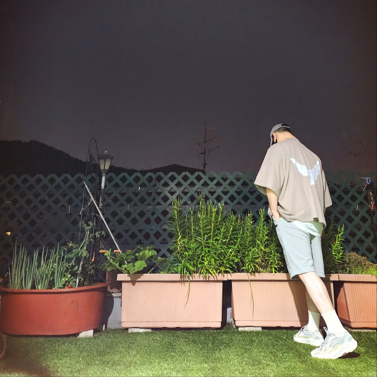Yeezy Gap Engineered By Balenciaga Dove No Seam T-Shirt Beige, Adidas Yeezy Boost 700 V2 Cream 착용 스타일 - 2