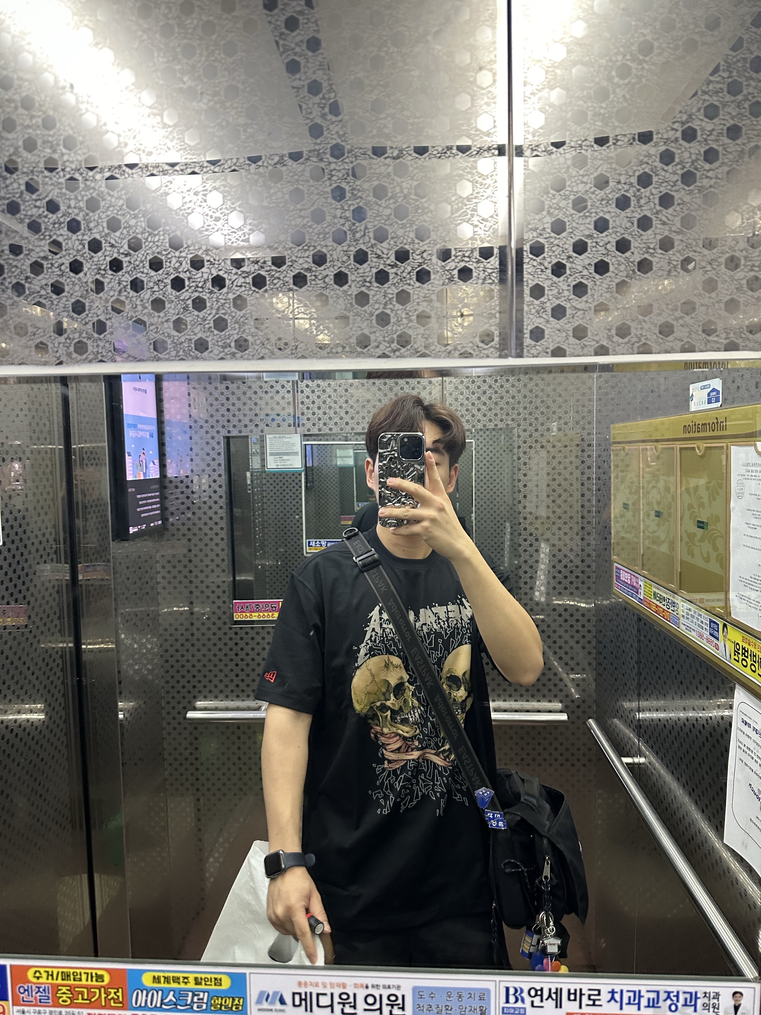 New Era x Metallica Double Skull T-Shirt Black 착용 스타일