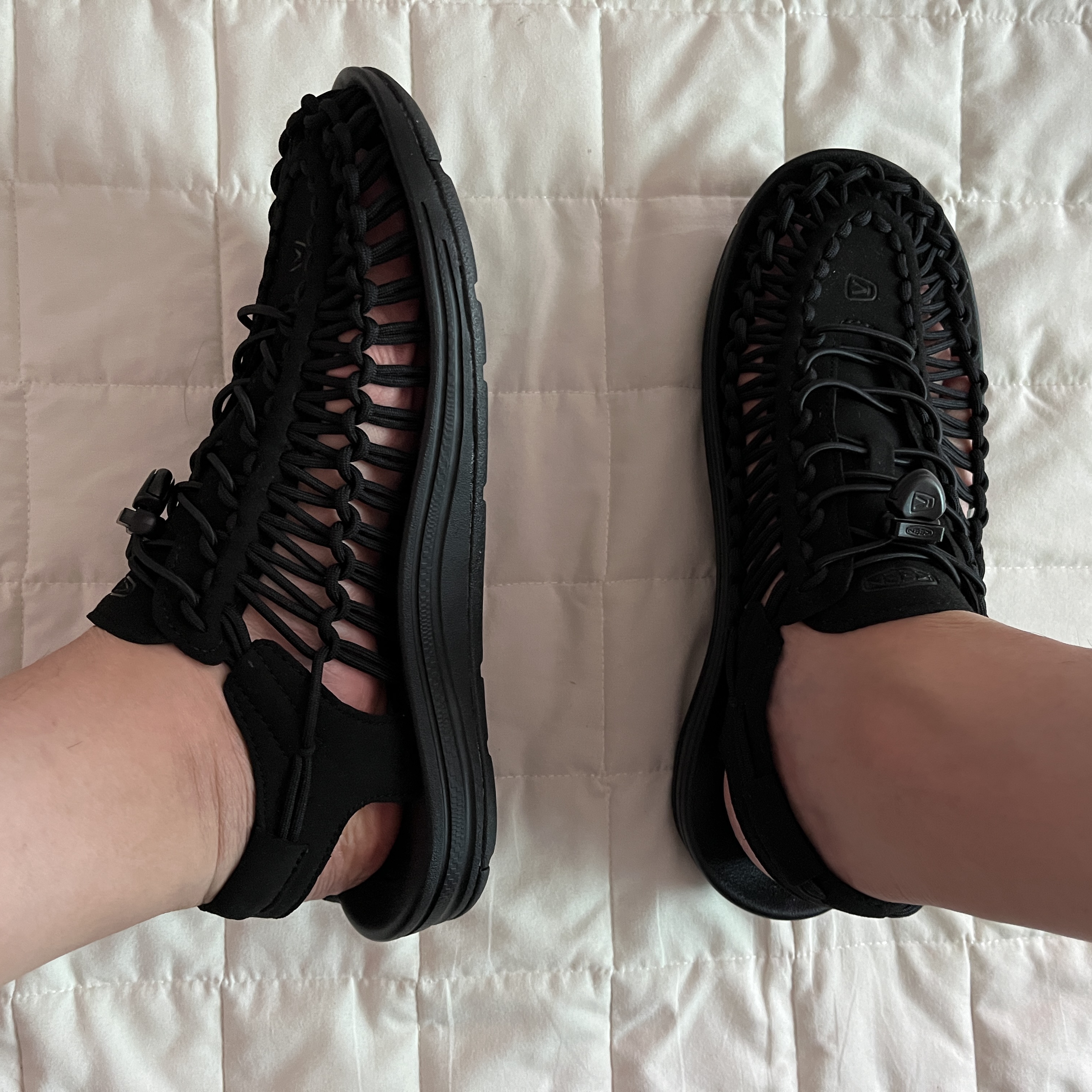Keen Uneek Sandals Black 착용 스타일 - 2