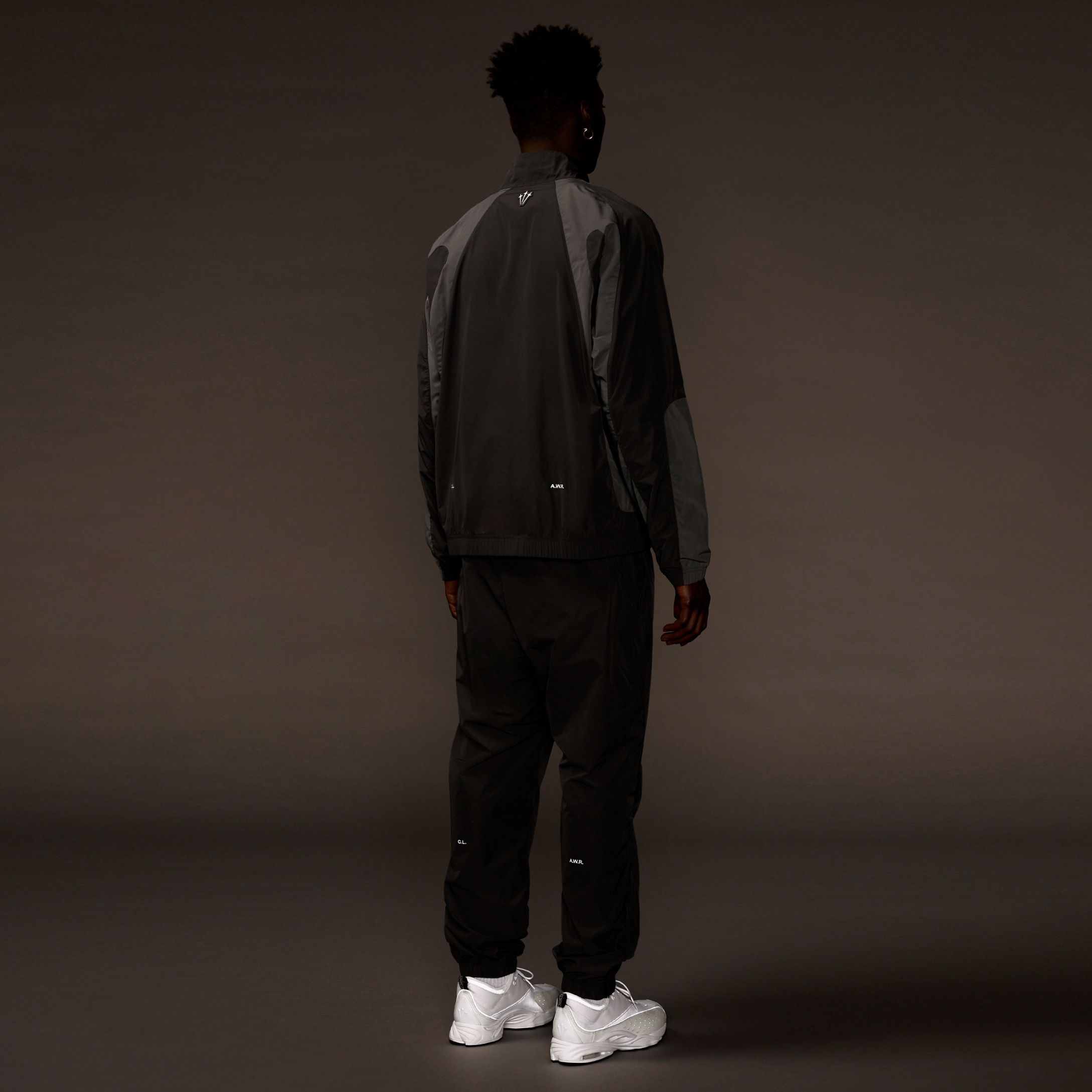 Nike x Drake Nocta Nylon Track Jacket Anthracite (FN7666-060) 착용 스타일 - 2