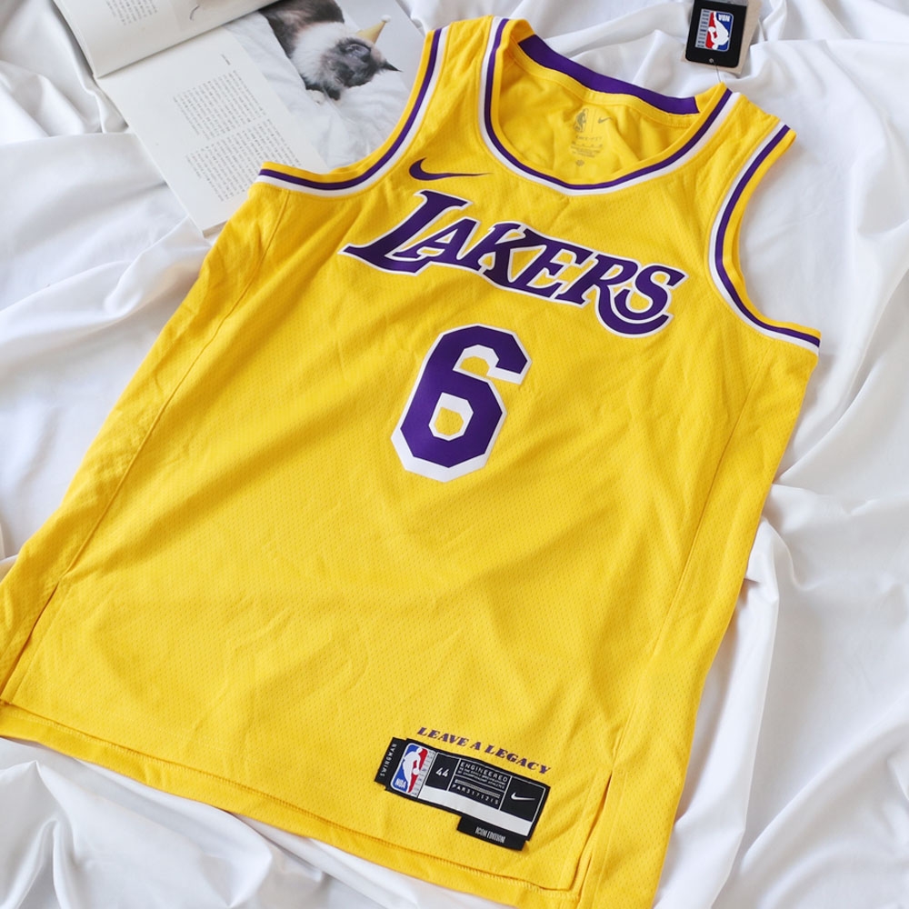 Nike LeBron James LA Lakers Icon Edition Jersey Amarillo 착용 스타일 - 2