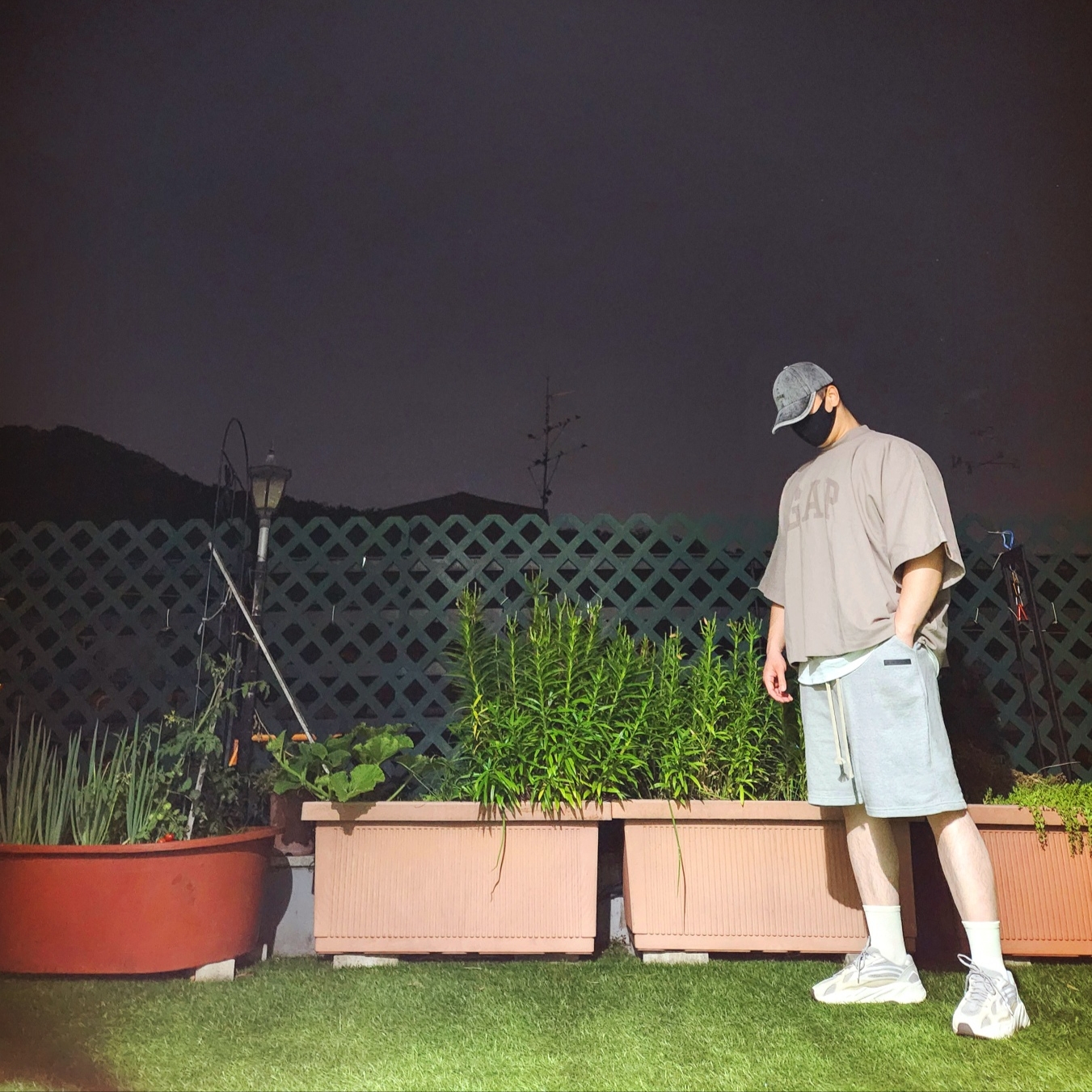 Yeezy Gap Engineered By Balenciaga Dove No Seam T-Shirt Beige, Adidas Yeezy Boost 700 V2 Cream 착용 스타일 - 1