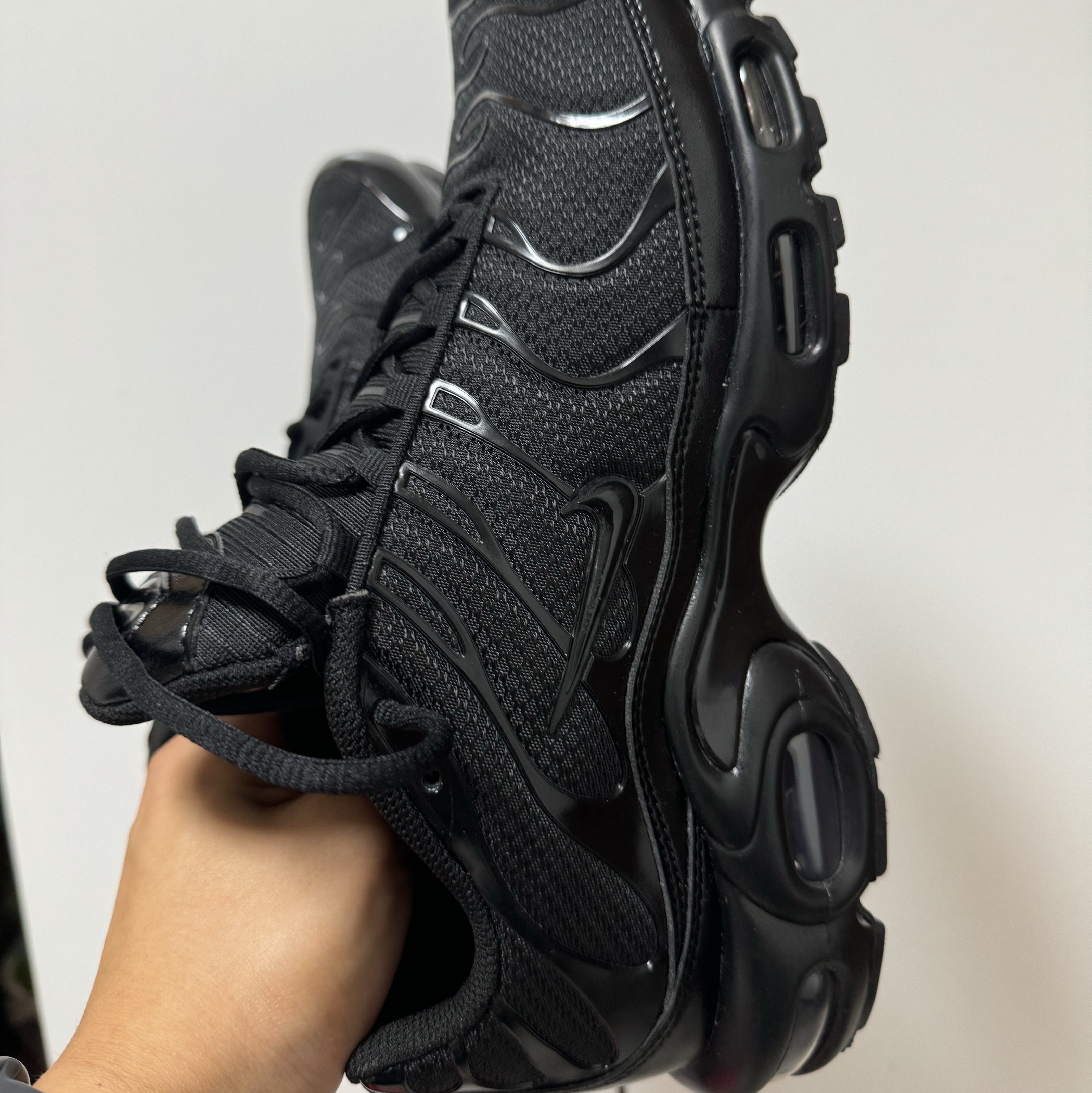 Nike Air Max Plus Triple Black 착용 스타일