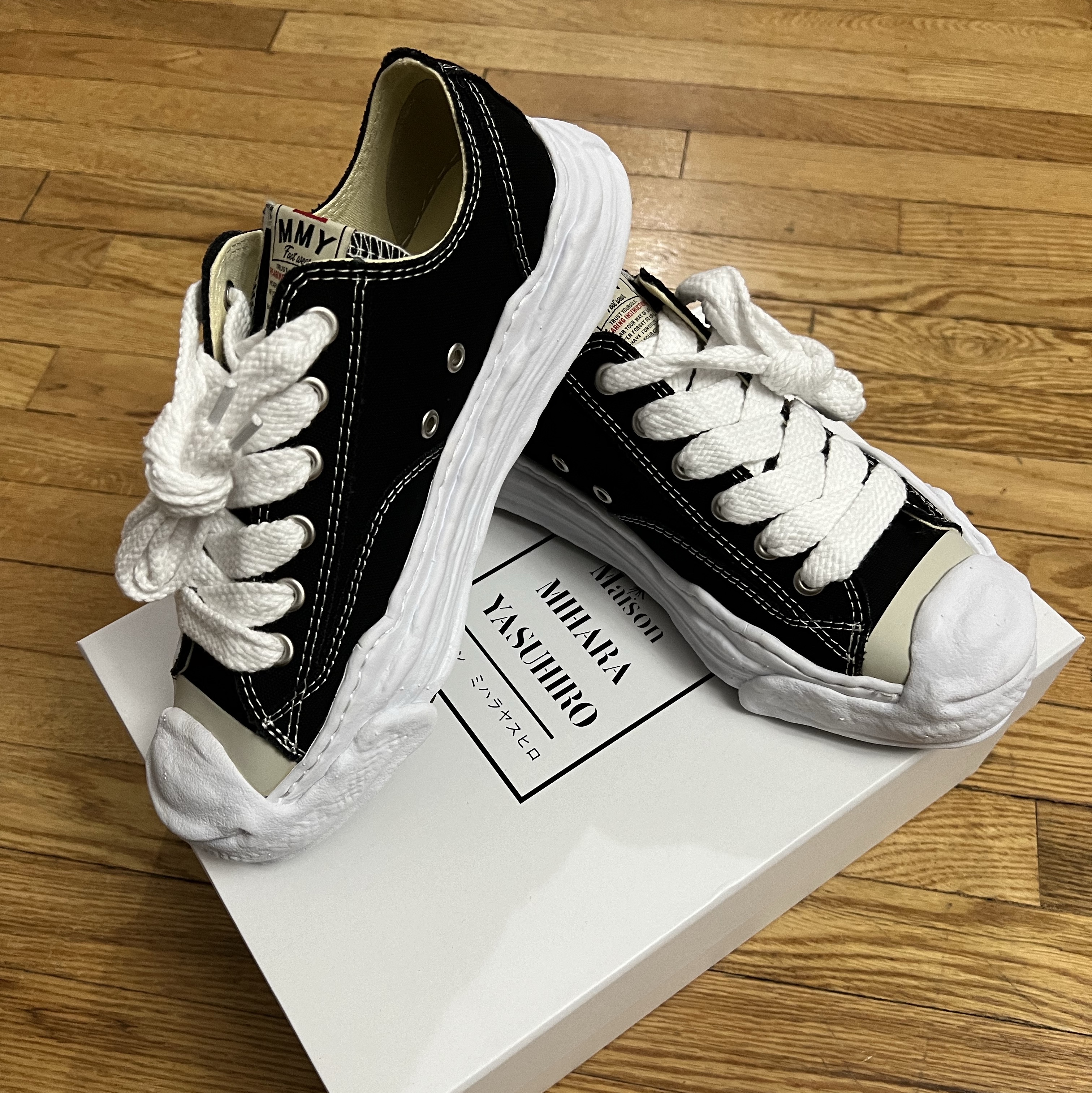 Maison Mihara Yasuhiro Hank OG Sole Canvas Low-top Sneakers Black 착용 스타일