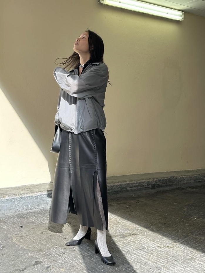 Amomento Sheer Zip Up Shirts Grey 착용 스타일 - 4