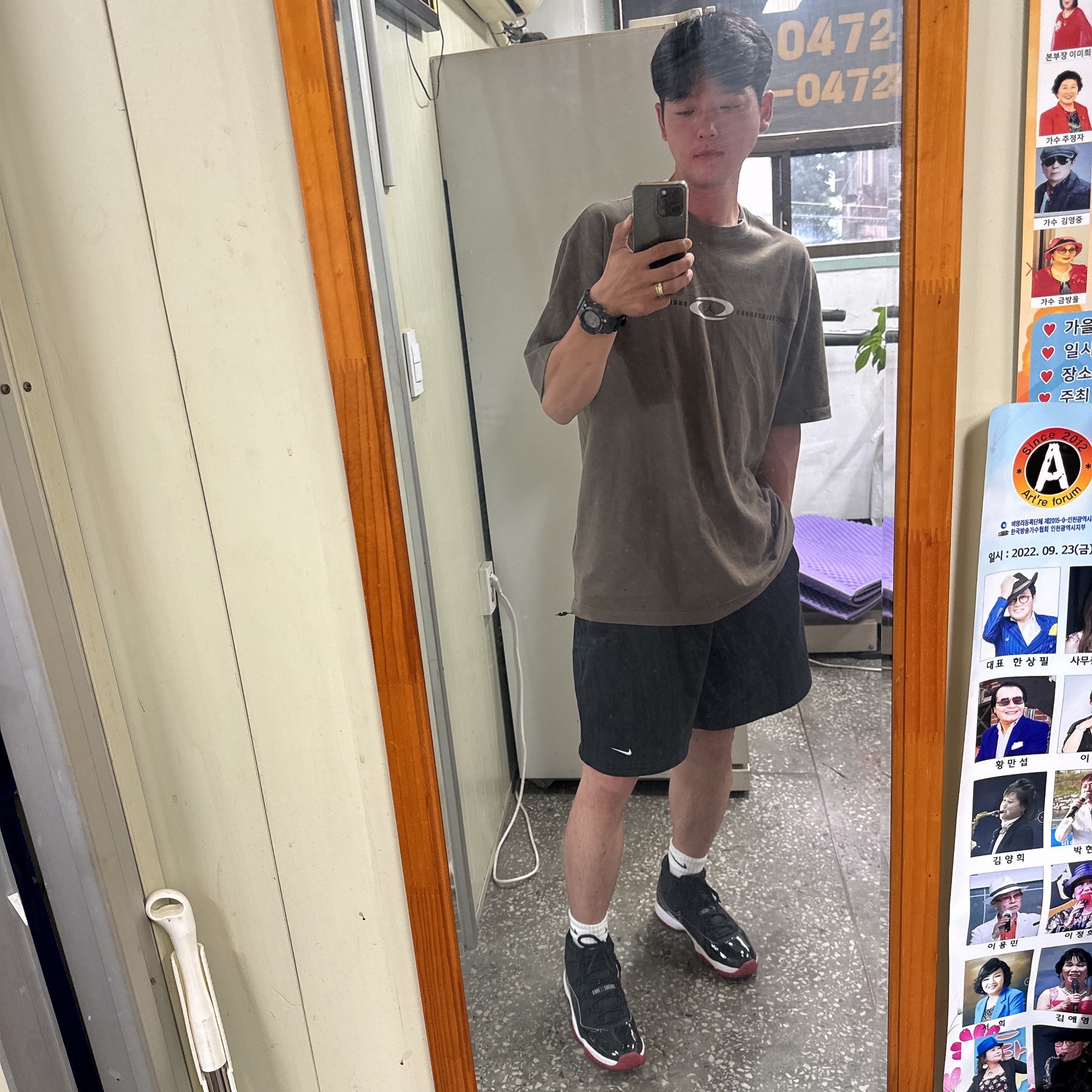Jordan x Travis Scott T-Shirts Palomino (DZ5510-274), Nike NRG Solo Swoosh Fleece Shorts Black - Asia 착용 스타일 - 2
