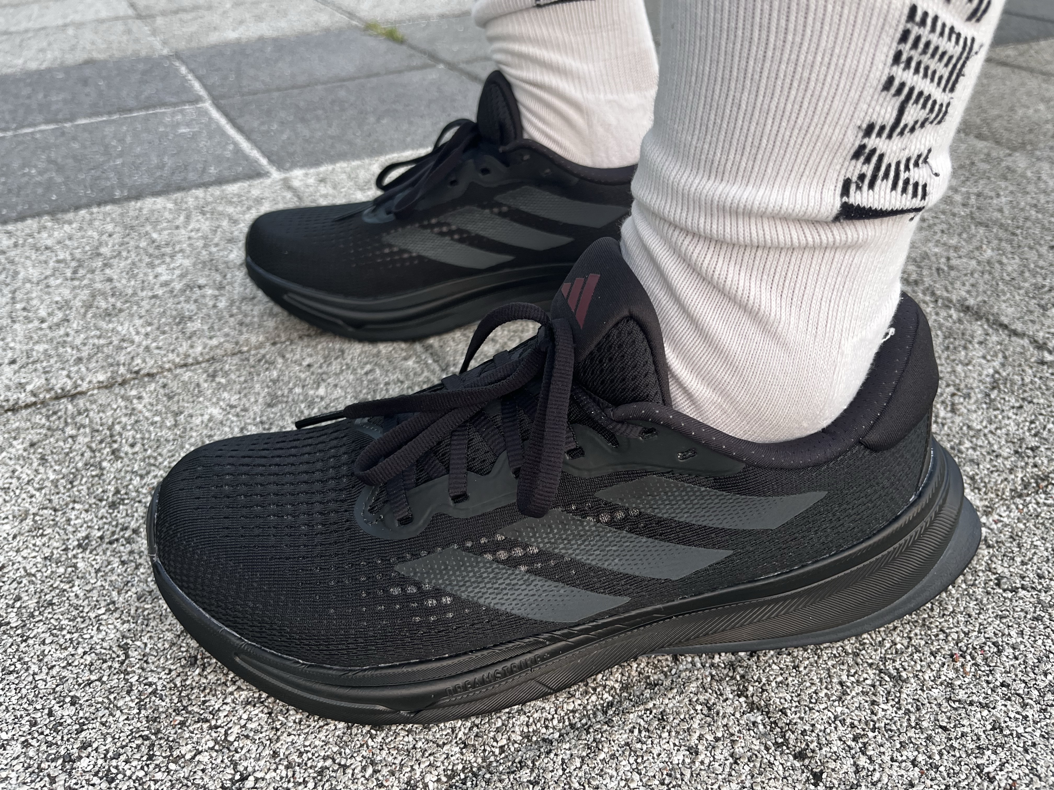 Adidas Supernova Rise Core Black Shadow Red 착용 스타일 - 3