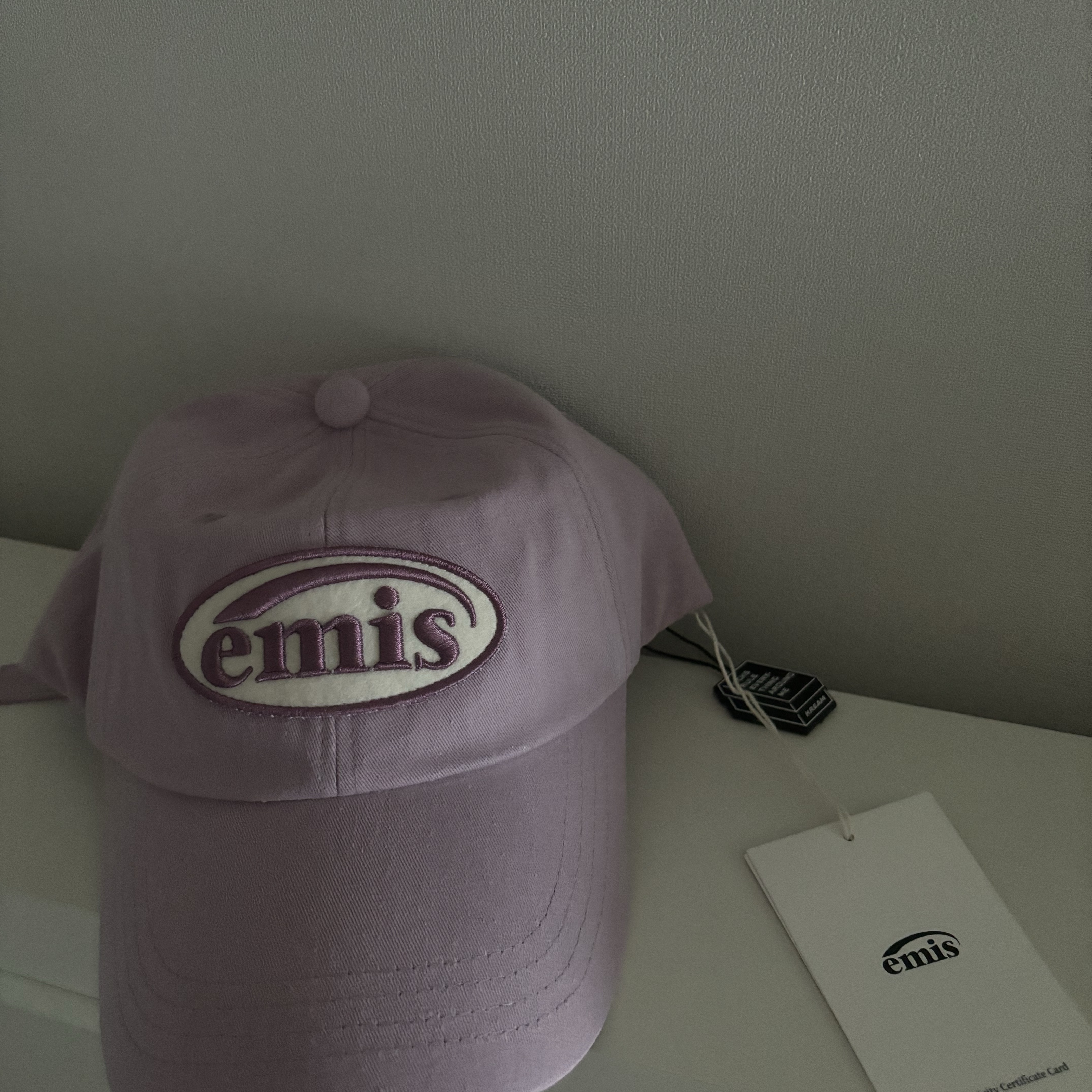 Emis Tone On Tone Wappen Ball Cap Light Purple 착용 스타일