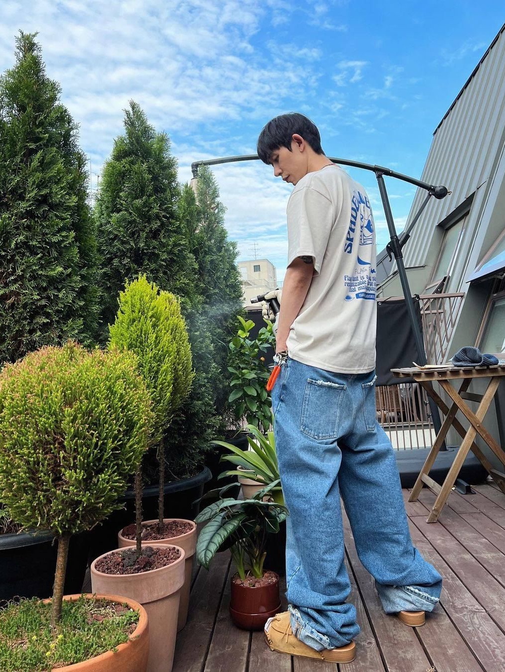 Auralee Selvedge Faded Light Denim Wide Pants Light Indigo, Nanamica Wide Denim Pants Indigo 착용 스타일 - 2