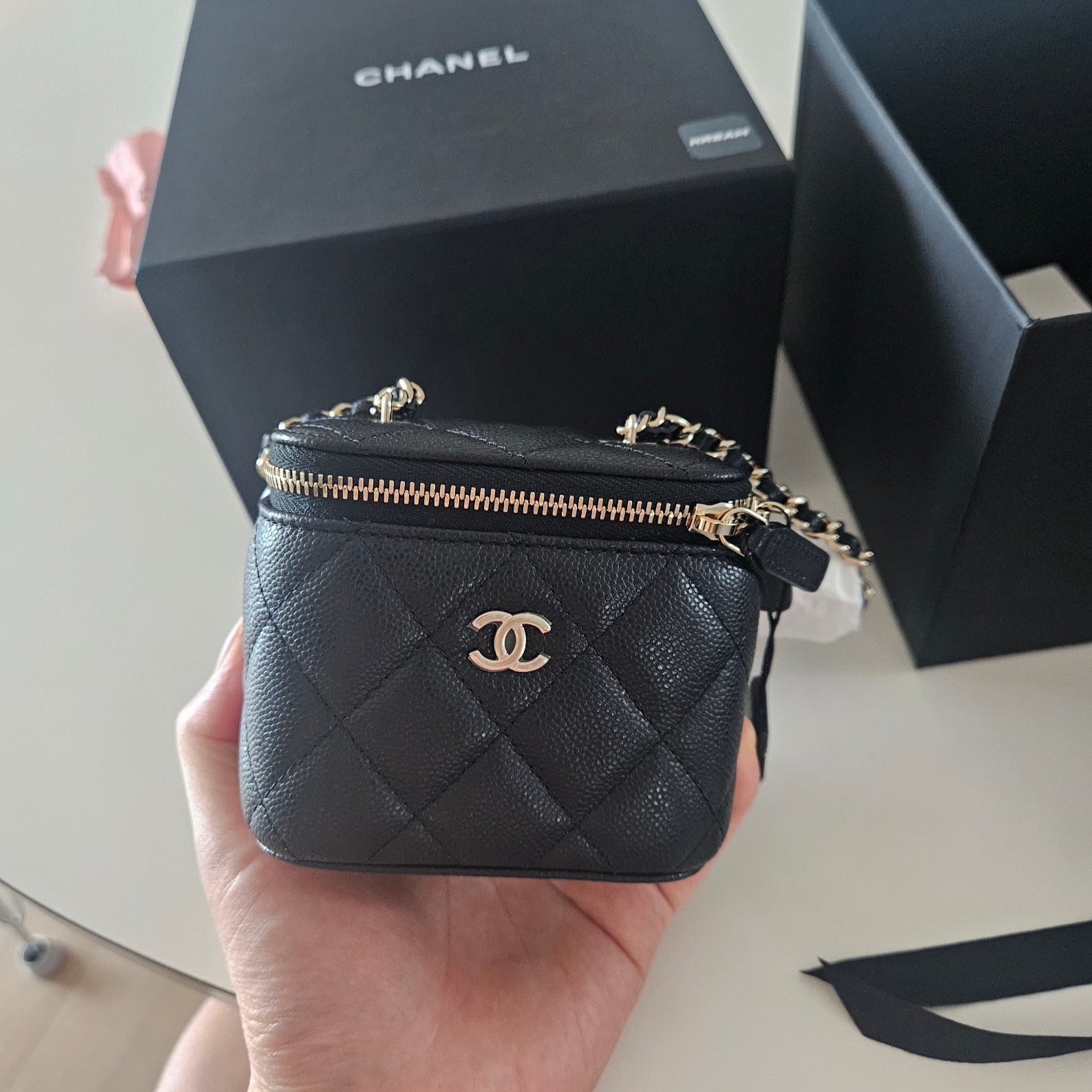 Chanel Small Classic Vanity with Chain Grained Calfskin & Gold Black (Inside Mirror) 착용 스타일