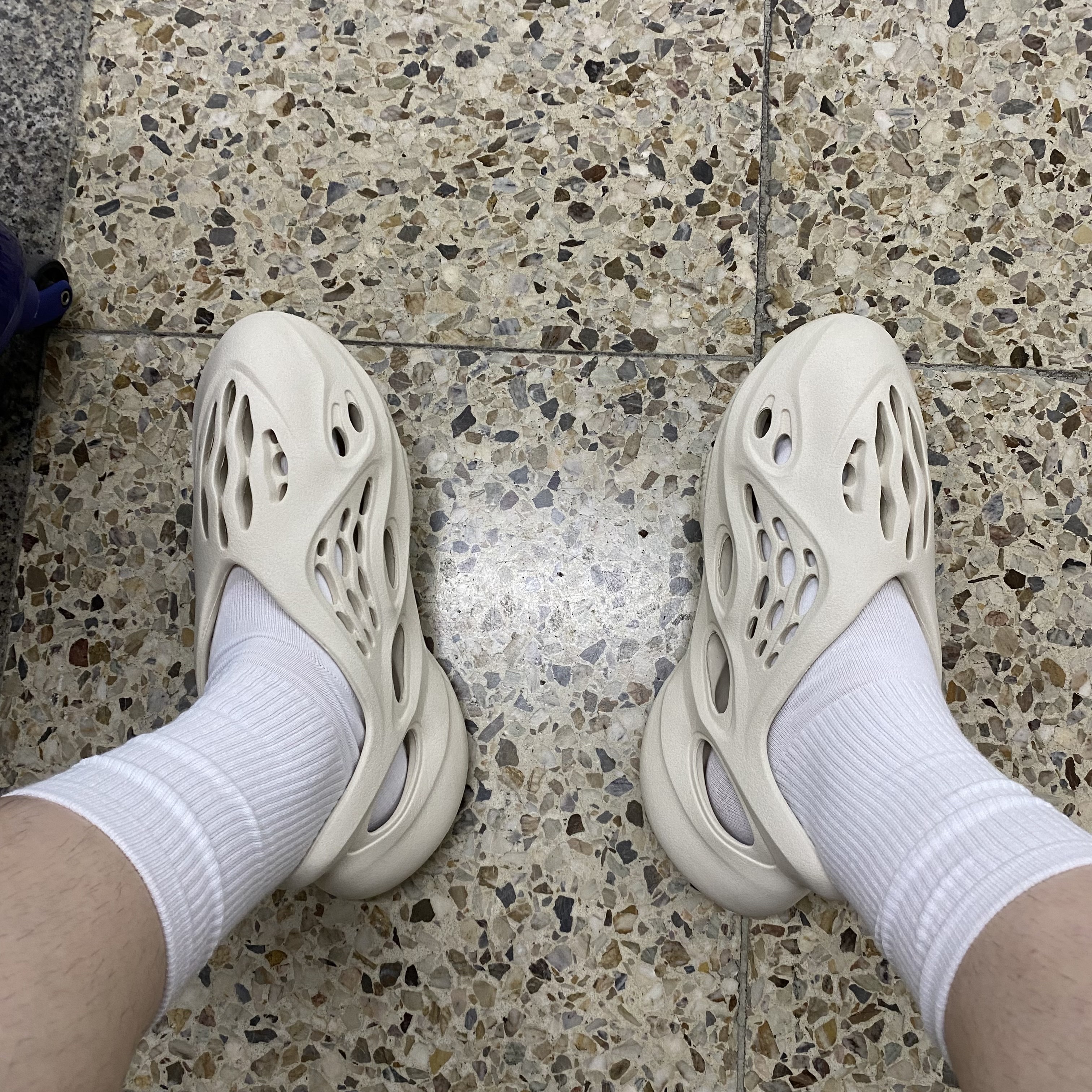 Adidas Yeezy Foam RNNR Sand, Casio G-Shock x Thisisneverthat DW-5600TINT23-7DF Skeleton 착용 스타일 - 2