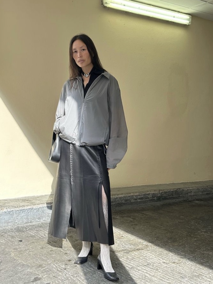 Amomento Sheer Zip Up Shirts Grey 착용 스타일 - 1