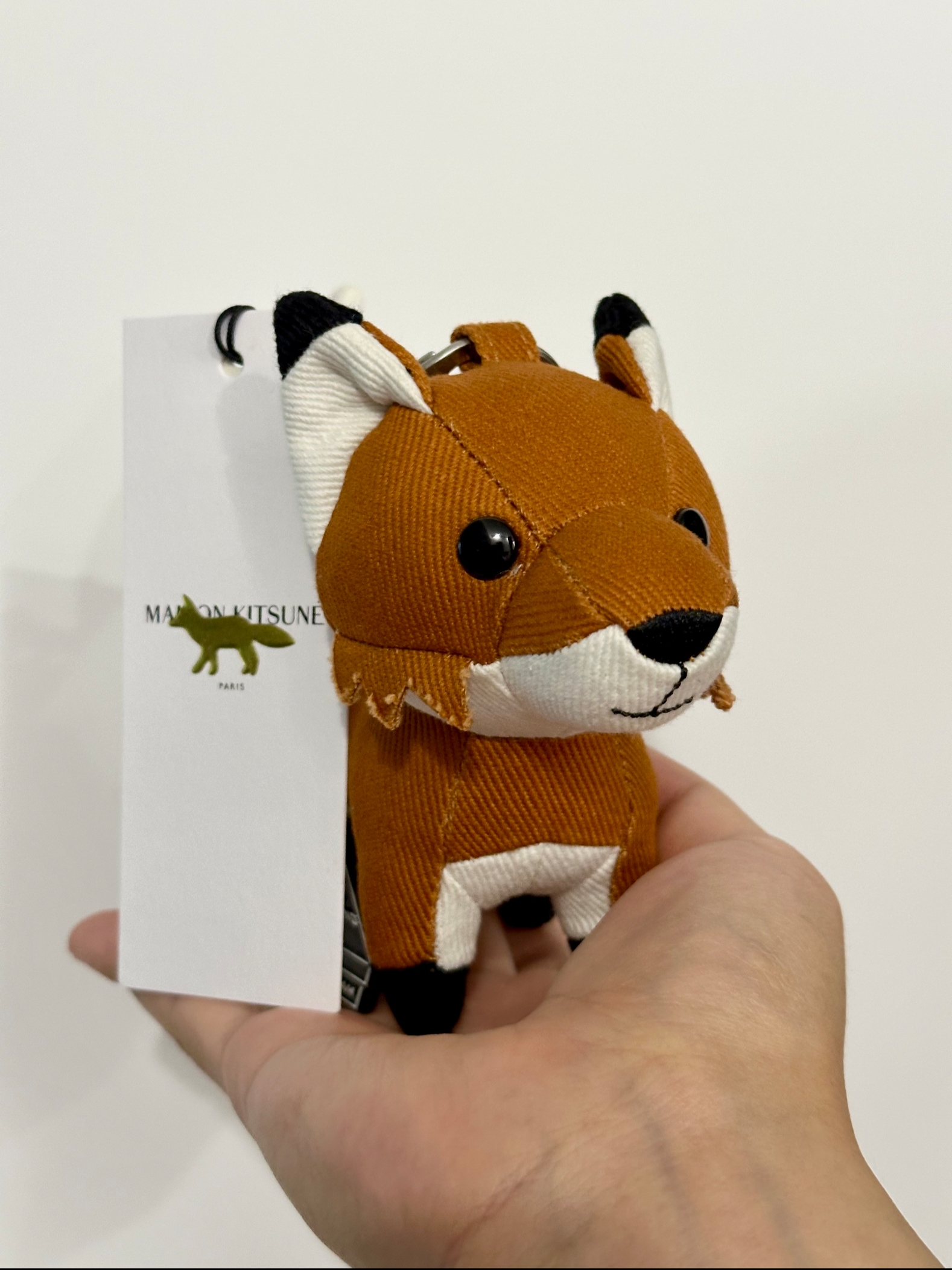 Maison Kitsune Fox Bag Charm Fox 착용 스타일