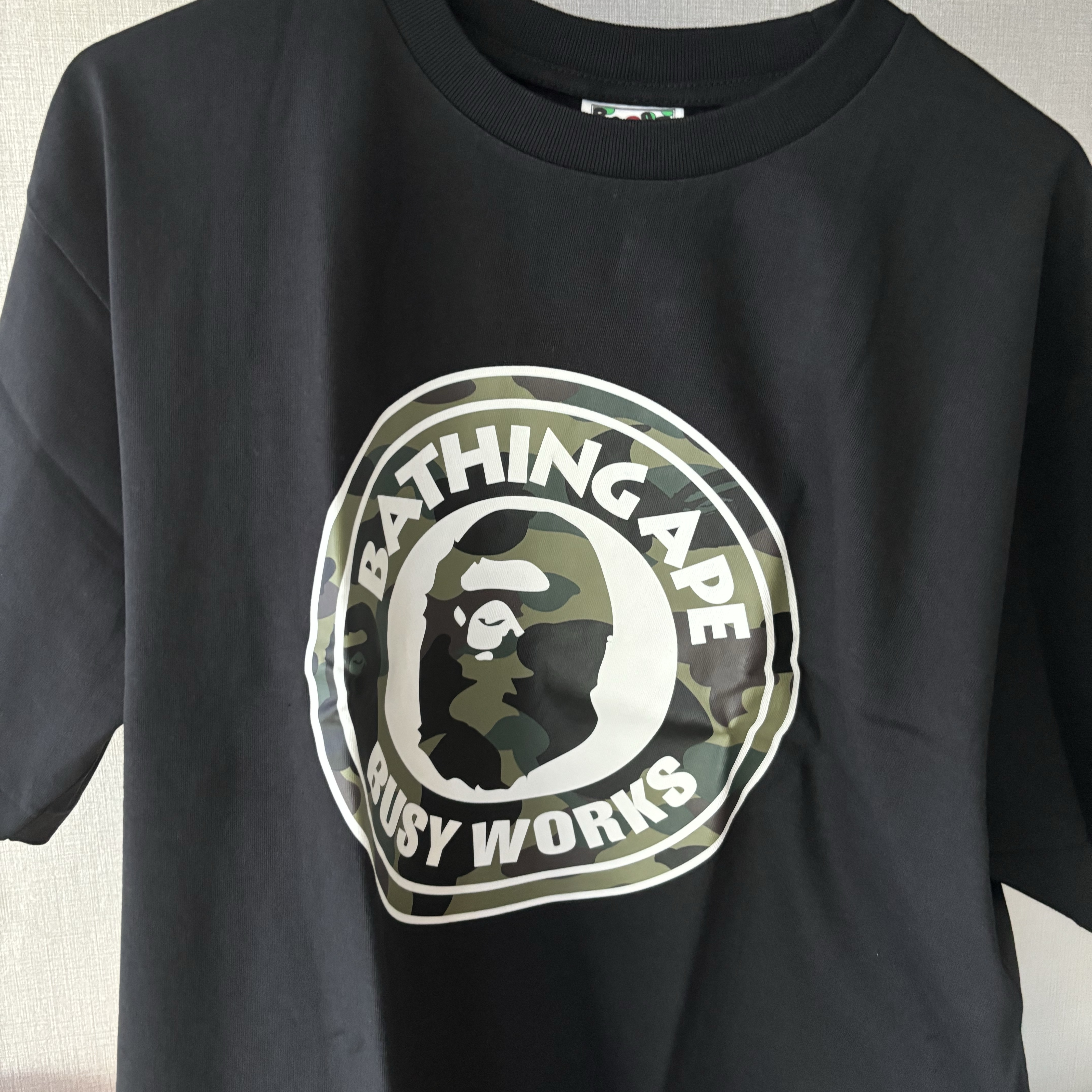 BAPE 1st Camo Busy Works Tee Black 착용 스타일