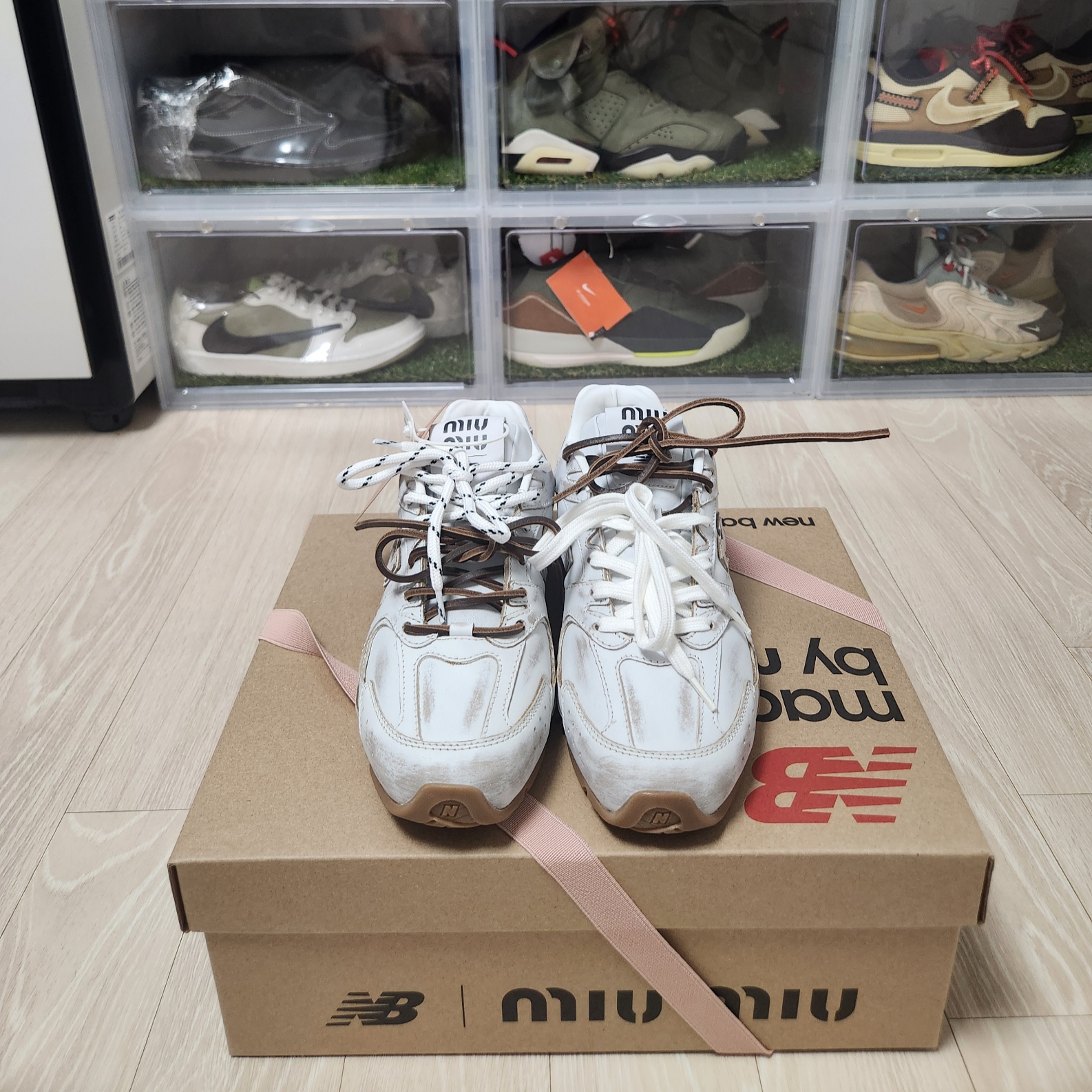 (W) New Balance x Miu Miu 530 SL Leather Sneakers White 착용 스타일 - 2