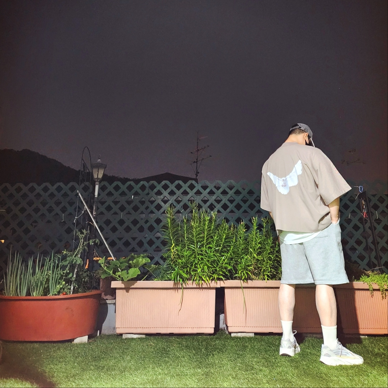 Yeezy Gap Engineered By Balenciaga Dove No Seam T-Shirt Beige, Adidas Yeezy Boost 700 V2 Cream 착용 스타일 - 3