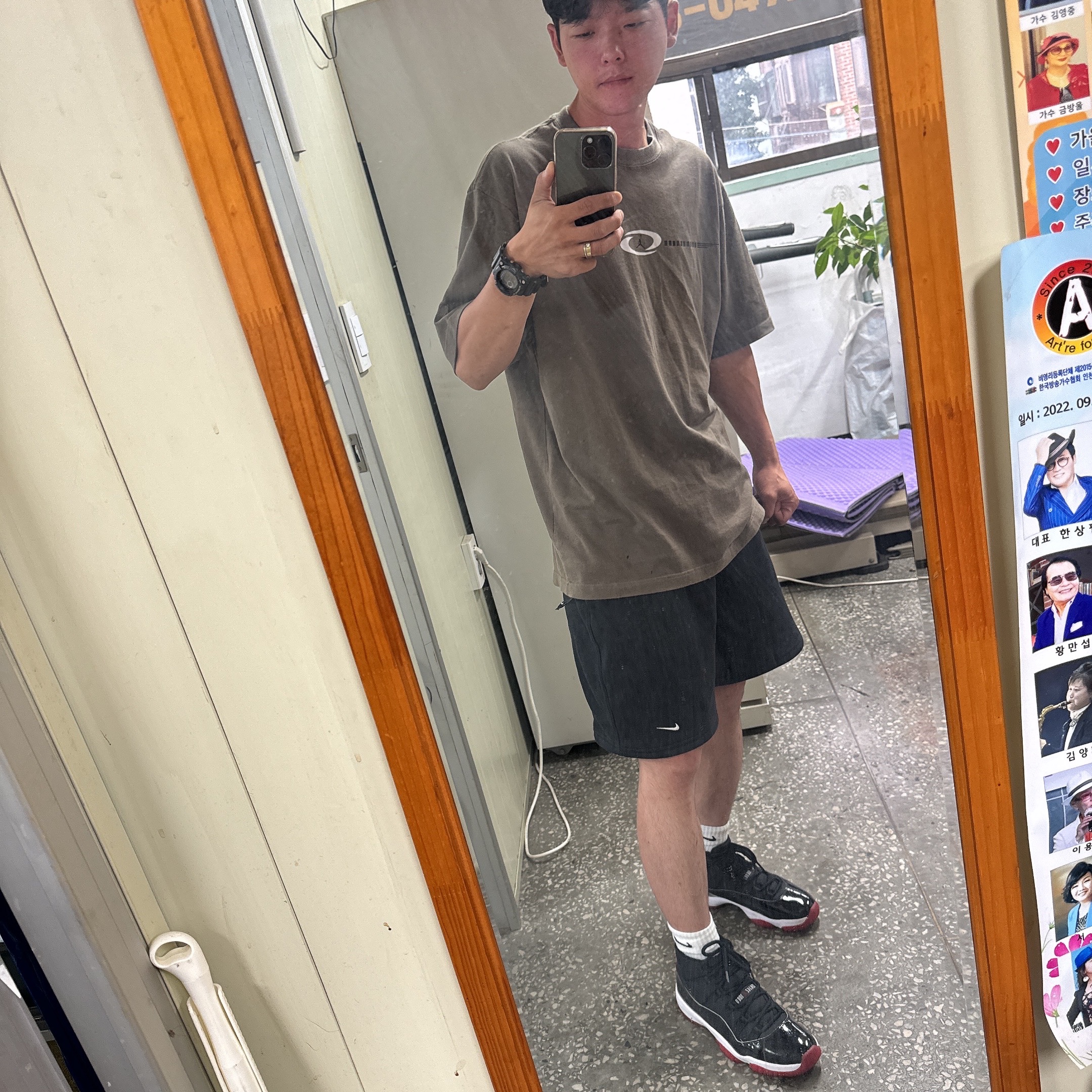 Jordan x Travis Scott T-Shirts Palomino (DZ5510-274), Nike NRG Solo Swoosh Fleece Shorts Black - Asia 착용 스타일 - 1