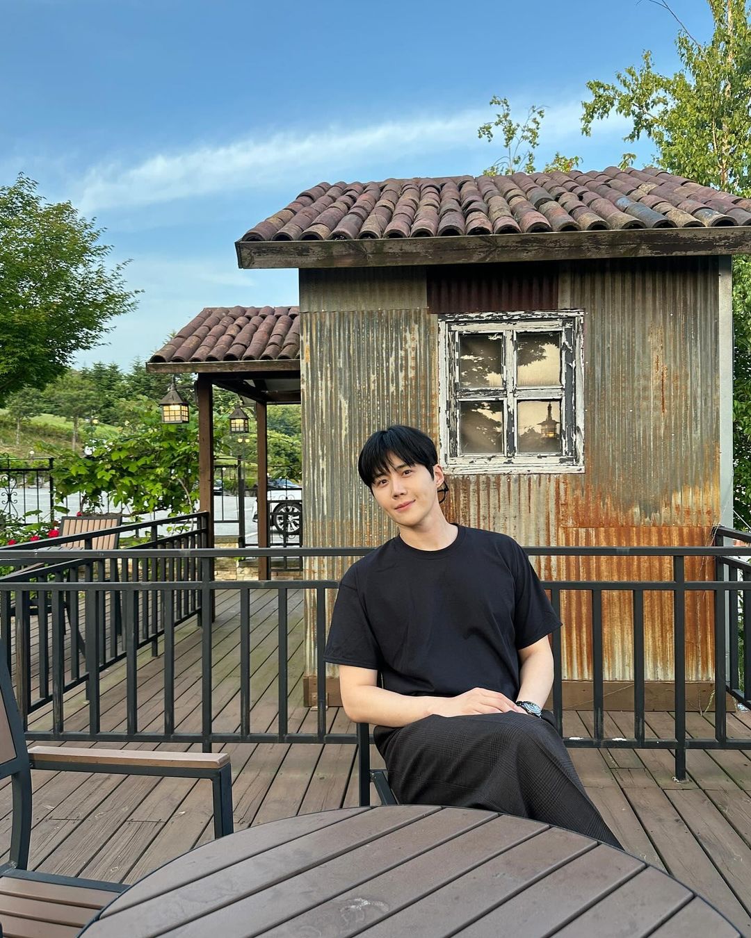 AMI de Coeur Boxy Fit T-Shirt Black, Wooyoungmi Cotton Back Logo T-Shirt Black - 24SS 착용 스타일 - 4