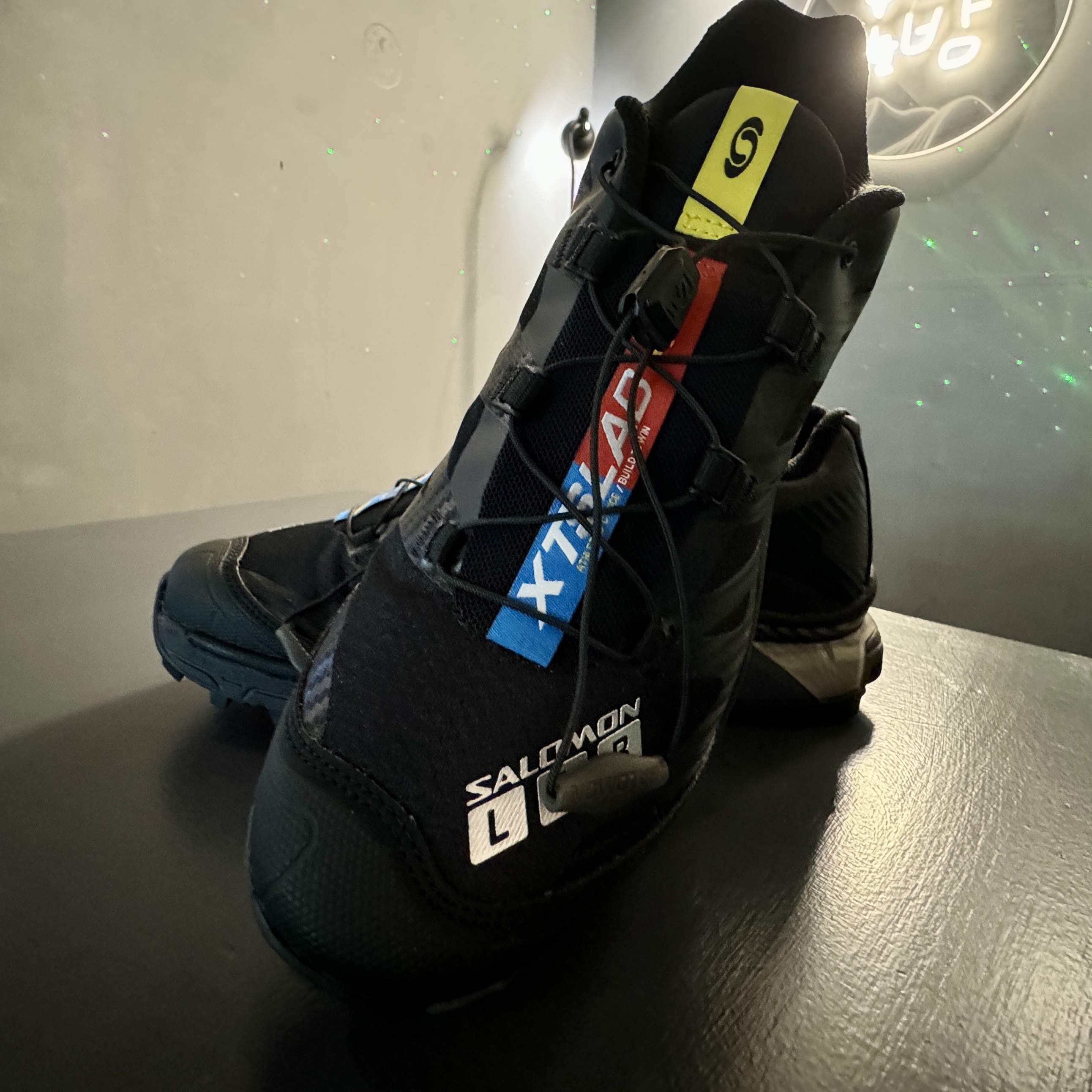 Salomon XT-4 Black Silver Metallic 착용 스타일 - 3