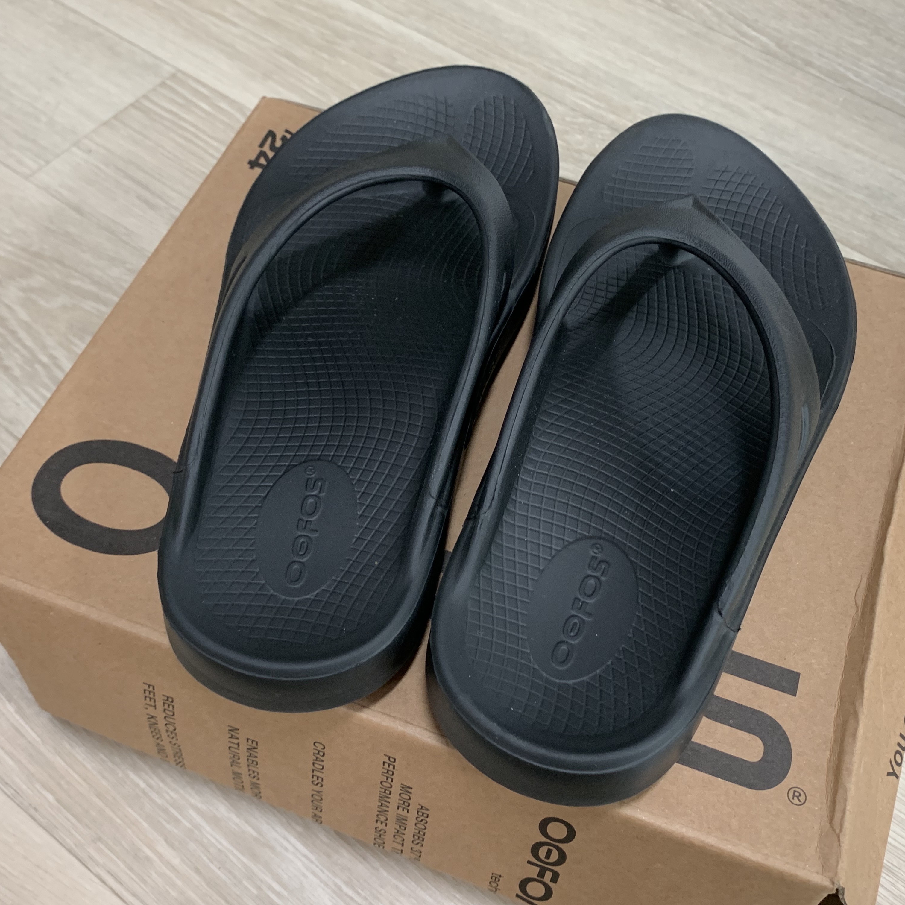 Oofos OOriginal Black 착용 스타일 - 4