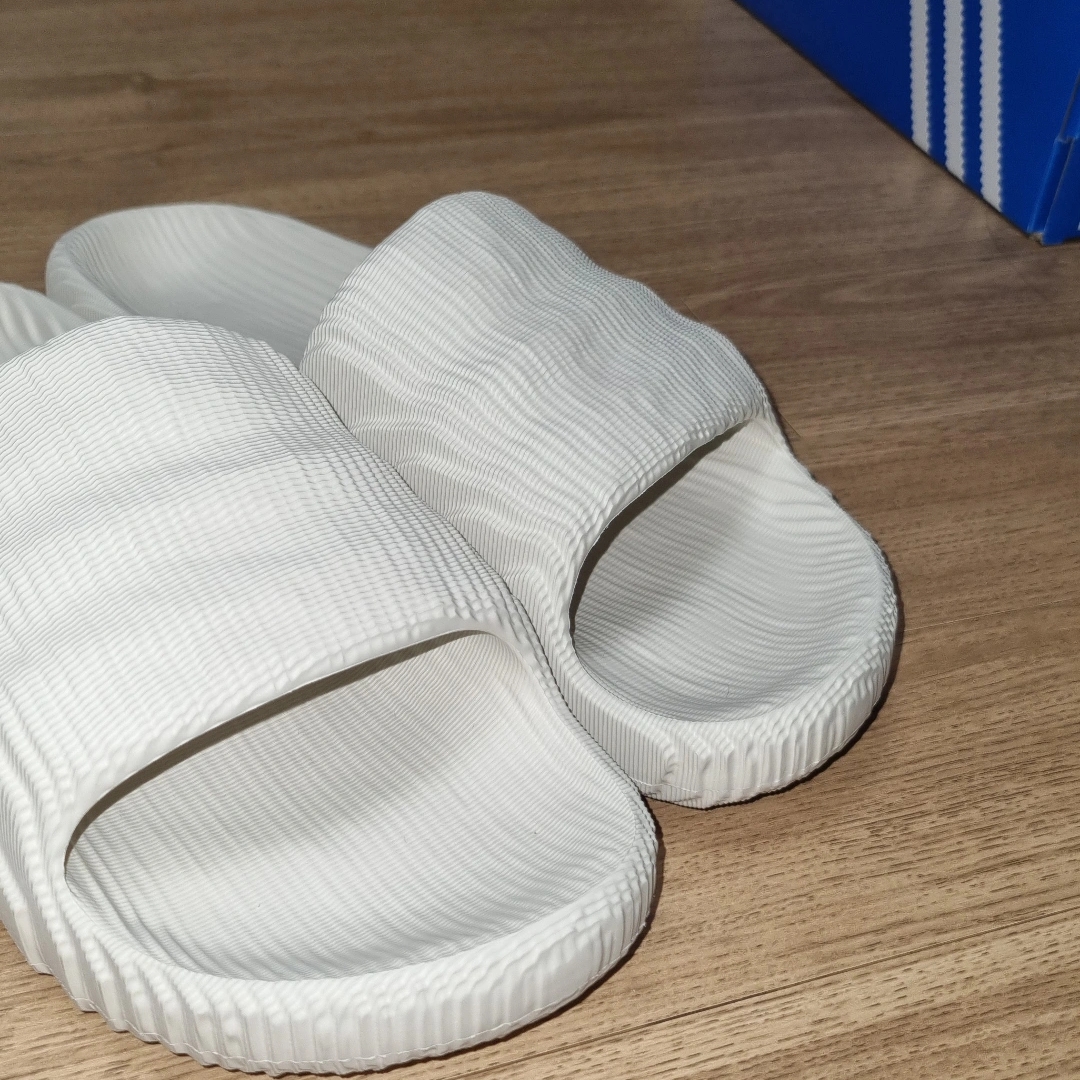 Adidas Adilette 22 Aluminium 착용 스타일 - 1