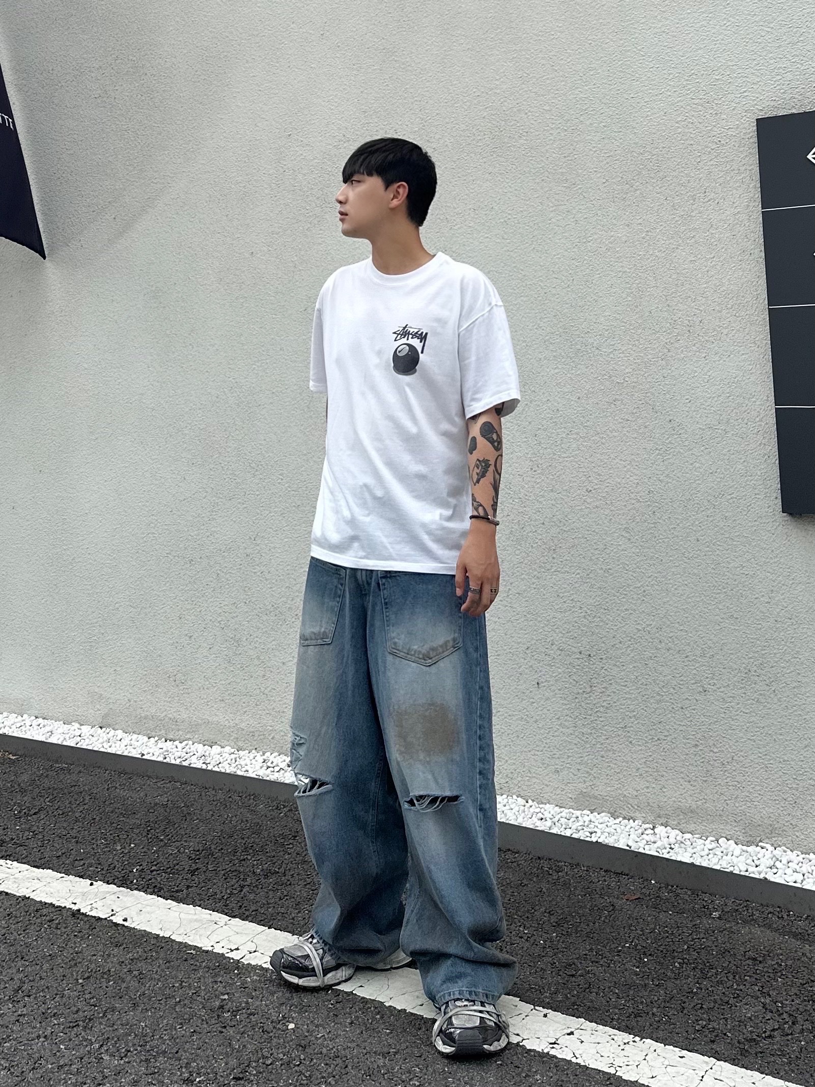 Nike x Stussy NRG FL SS 8 Ball T-Shirt White (DO9322-100), Balenciaga 3XL Sneakers Grey White Red 착용 스타일 - 1