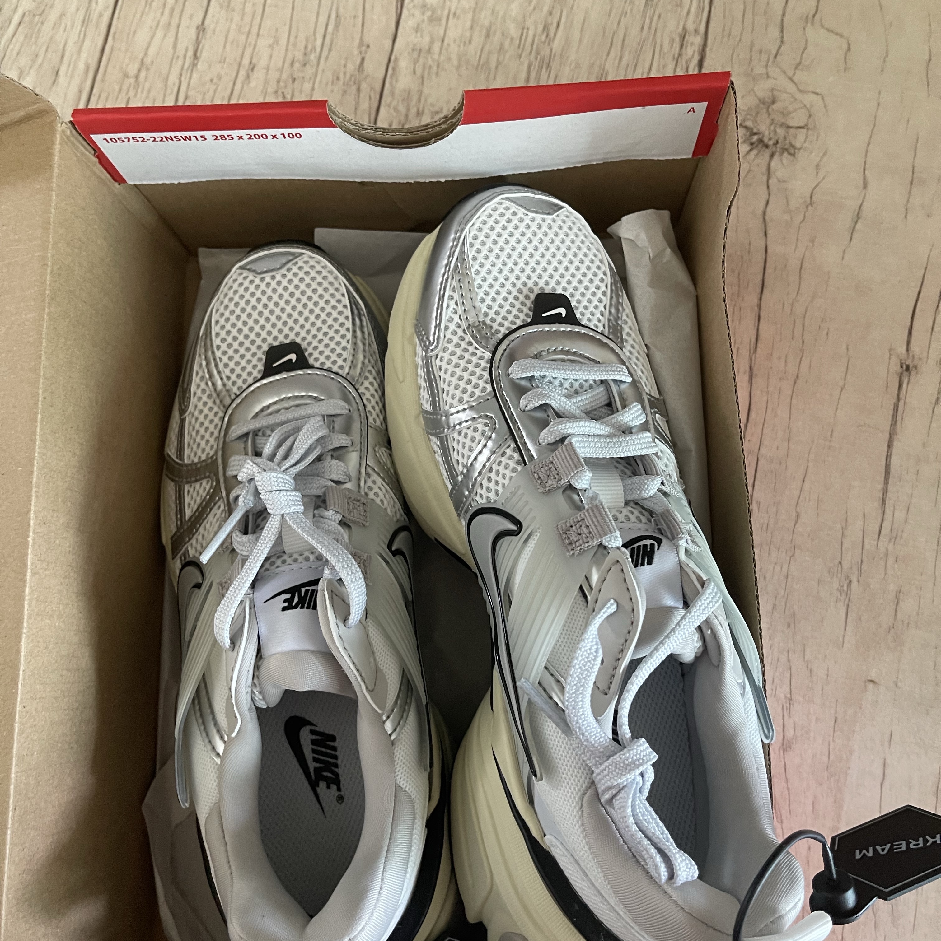 Nike V2K Run Summit White Metallic Silver 착용 스타일 - 1