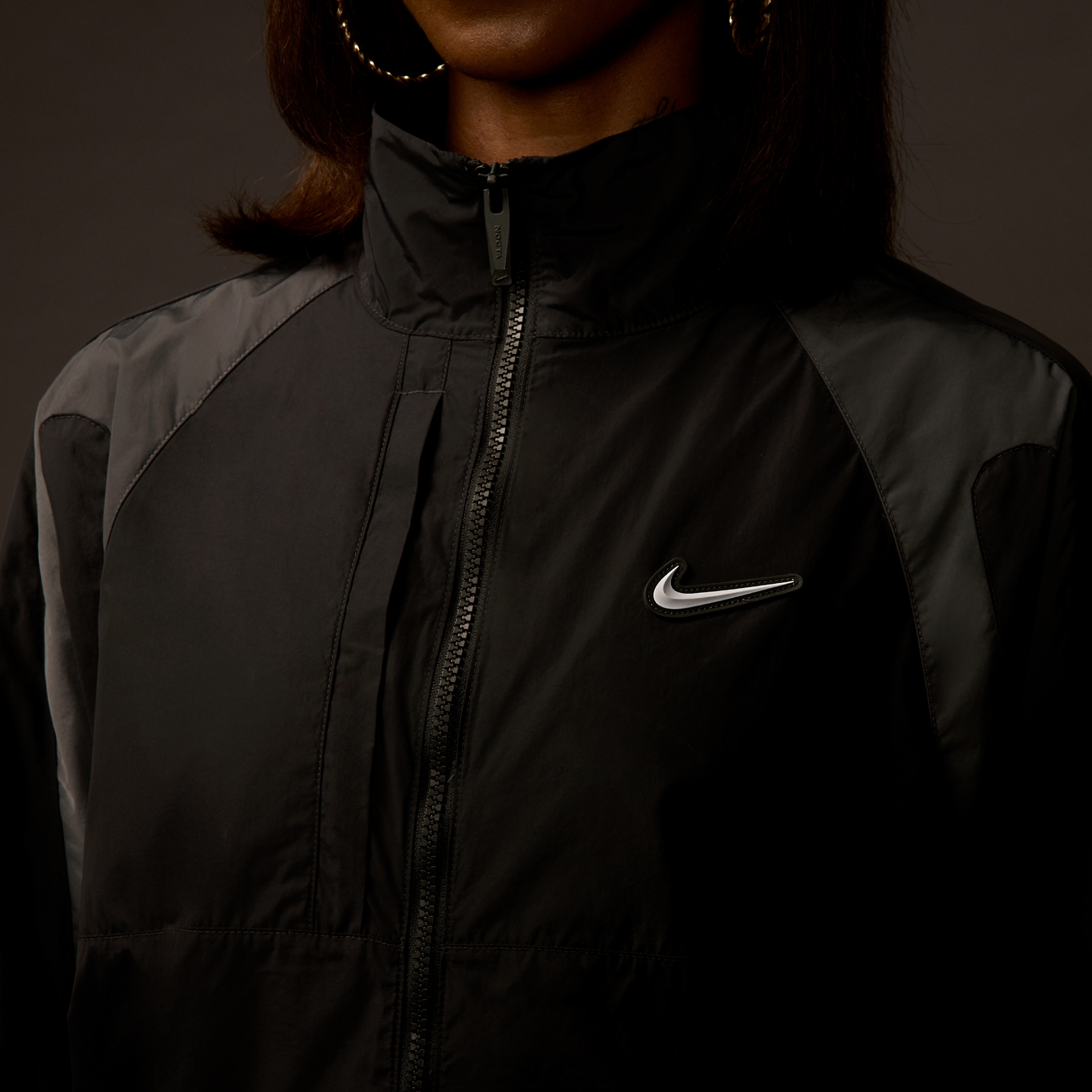 Nike x Drake Nocta Nylon Track Jacket Anthracite (FN7666-060) 착용 스타일 - 1