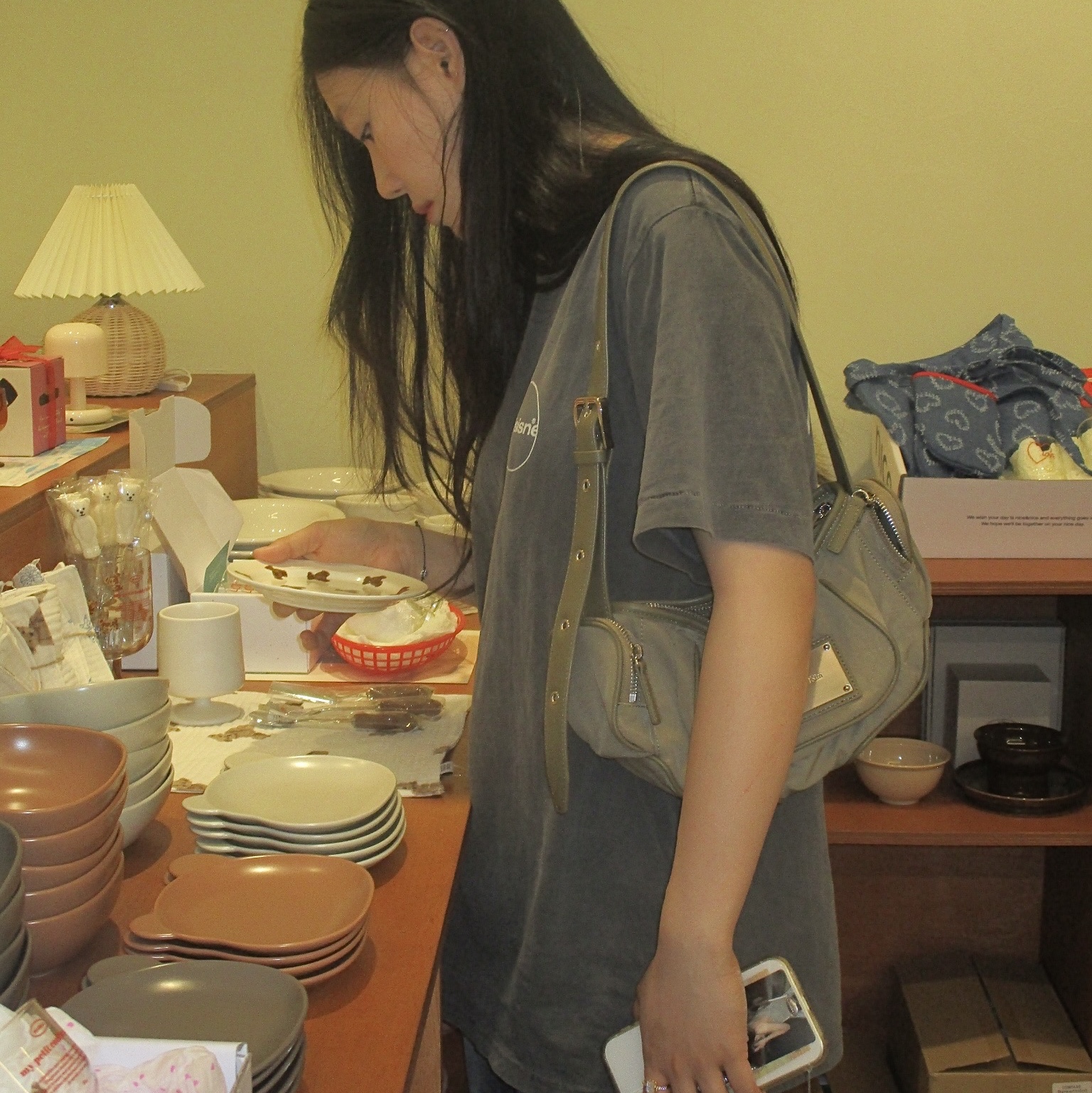 Matin Kim Madeleine Round Bag Light Khaki 착용 스타일 - 1