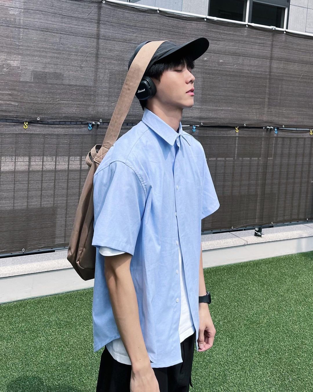 AMI Tonal Heart Logo Short Sleeve Shirt Sky Blue, Thom Browne RWB Stripe T-shirt Grey 착용 스타일 - 2