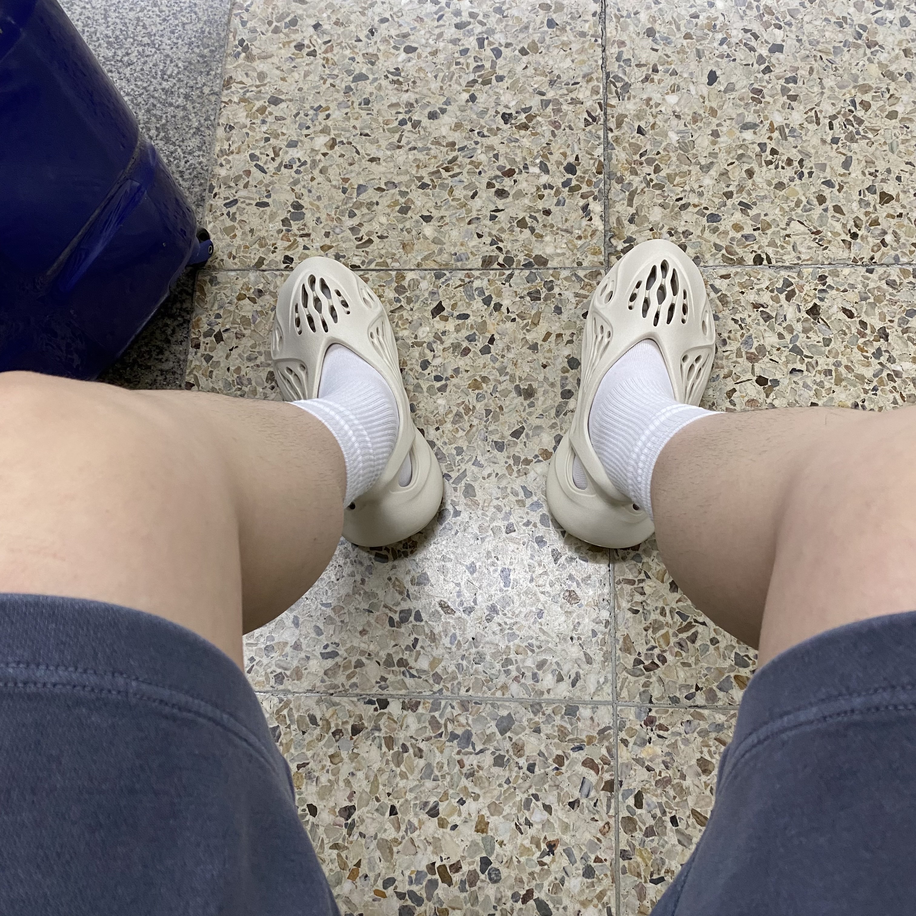 Adidas Yeezy Foam RNNR Sand, Casio G-Shock x Thisisneverthat DW-5600TINT23-7DF Skeleton 착용 스타일 - 3