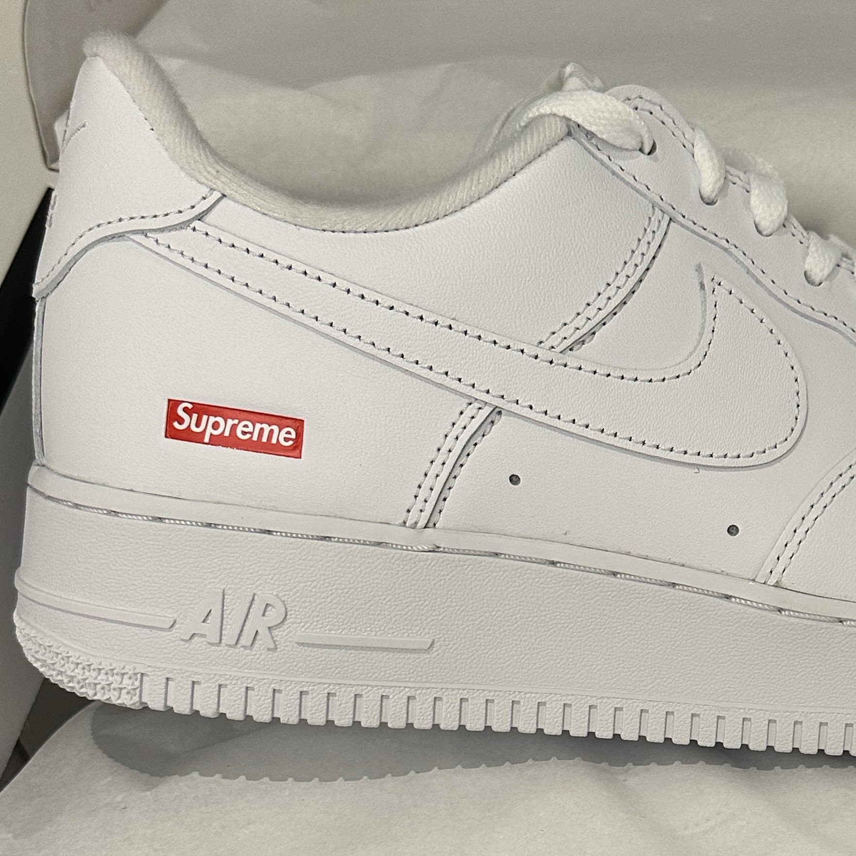Nike x Supreme Air Force 1 Low White 착용 스타일