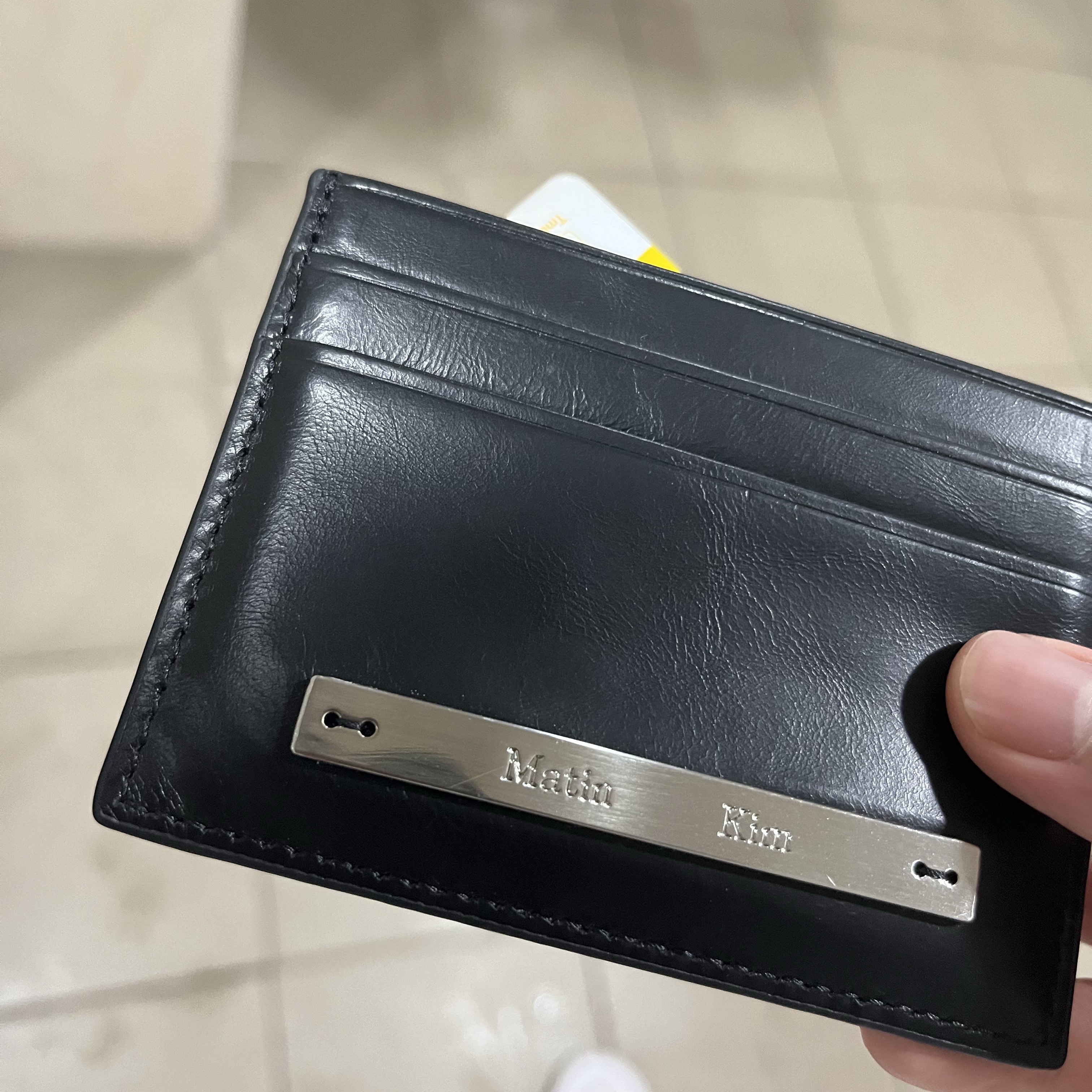 Matin Kim Vintage Card Wallet Black 착용 스타일
