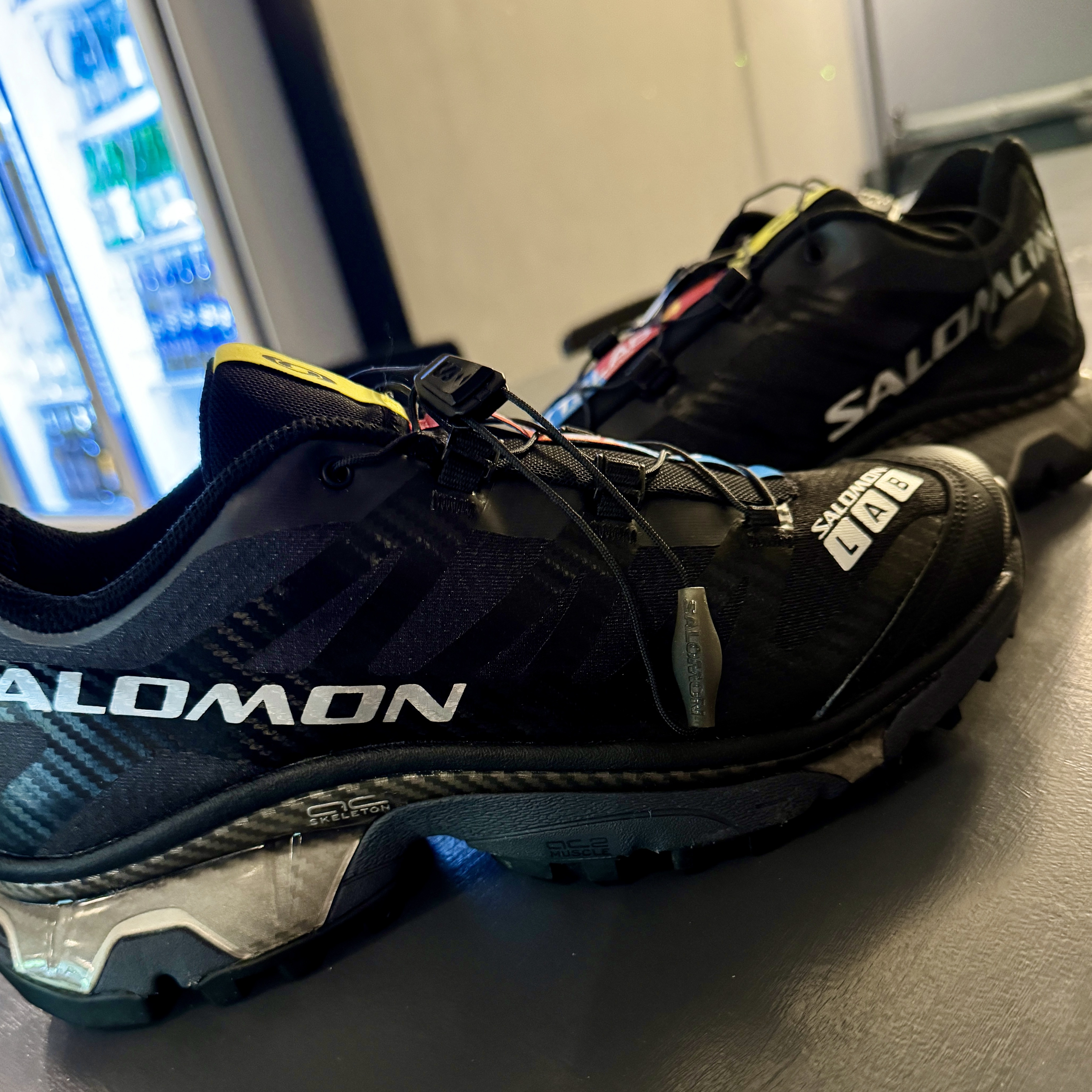 Salomon XT-4 Black Silver Metallic 착용 스타일 - 1