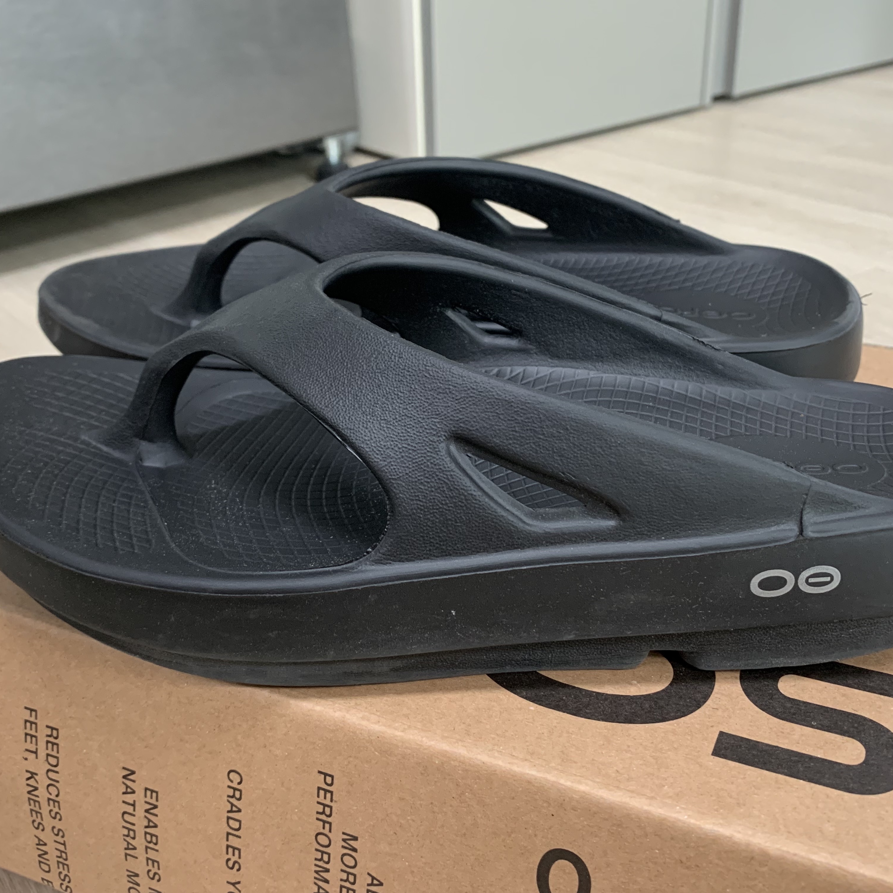 Oofos OOriginal Black 착용 스타일 - 2