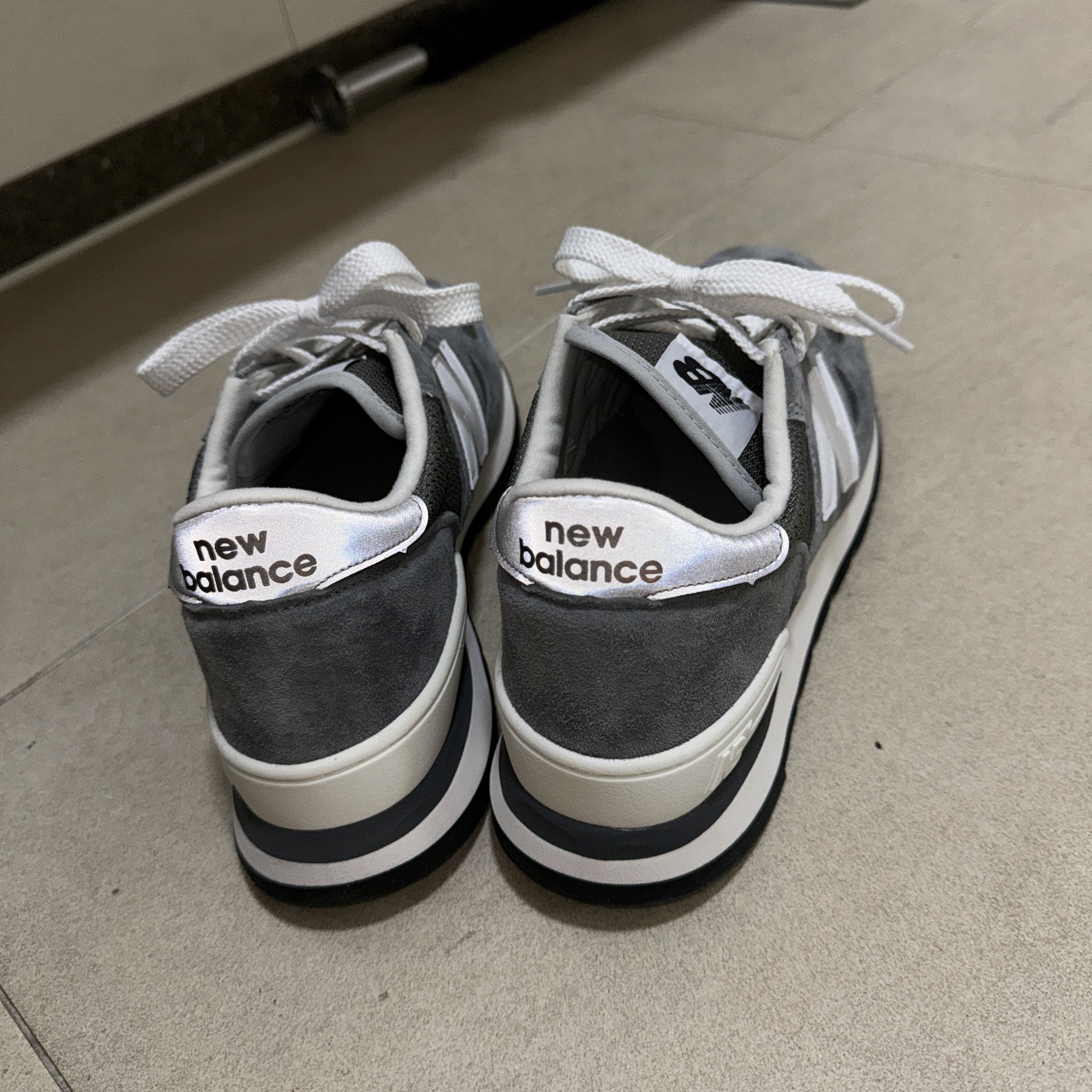 New Balance 990v1 Made in USA Grey White 착용 스타일 - 3
