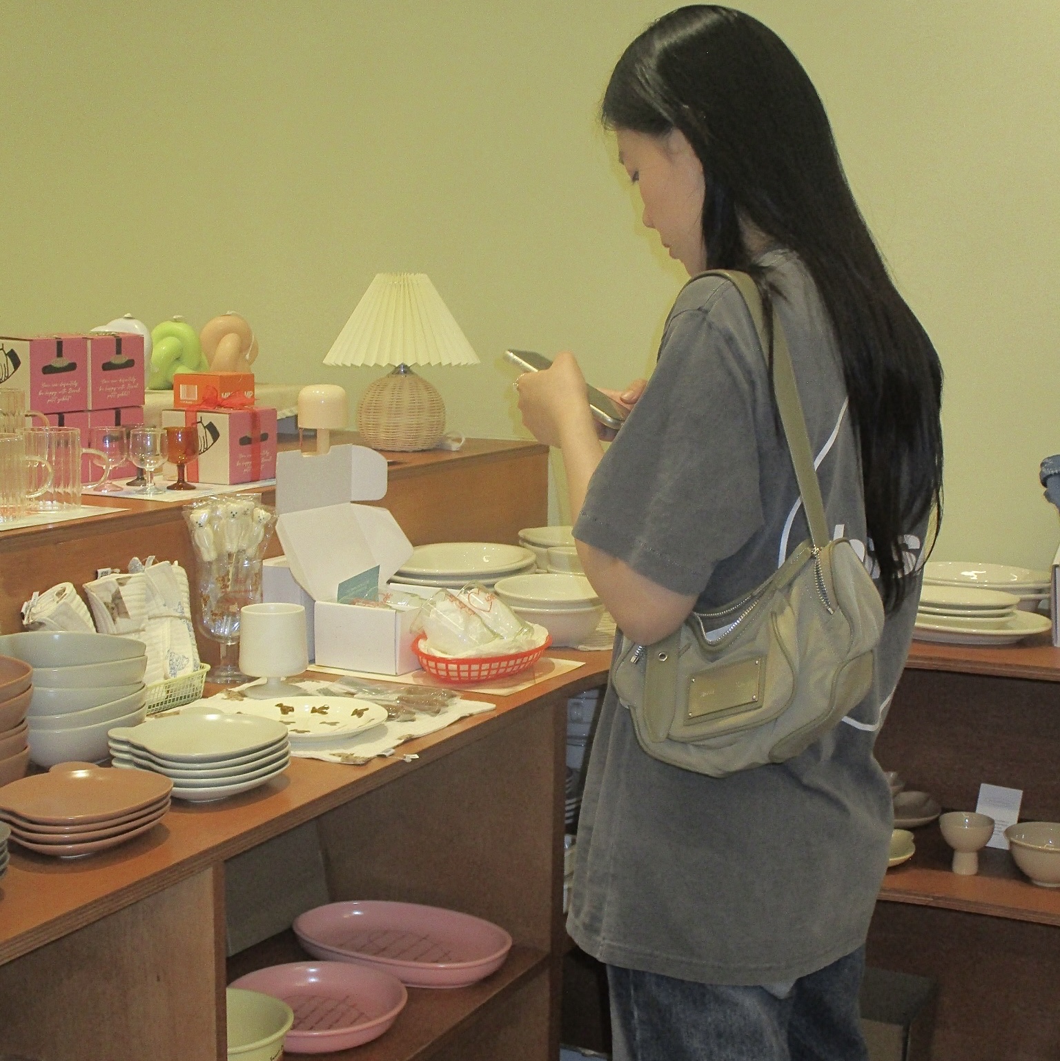 Matin Kim Madeleine Round Bag Light Khaki 착용 스타일 - 2