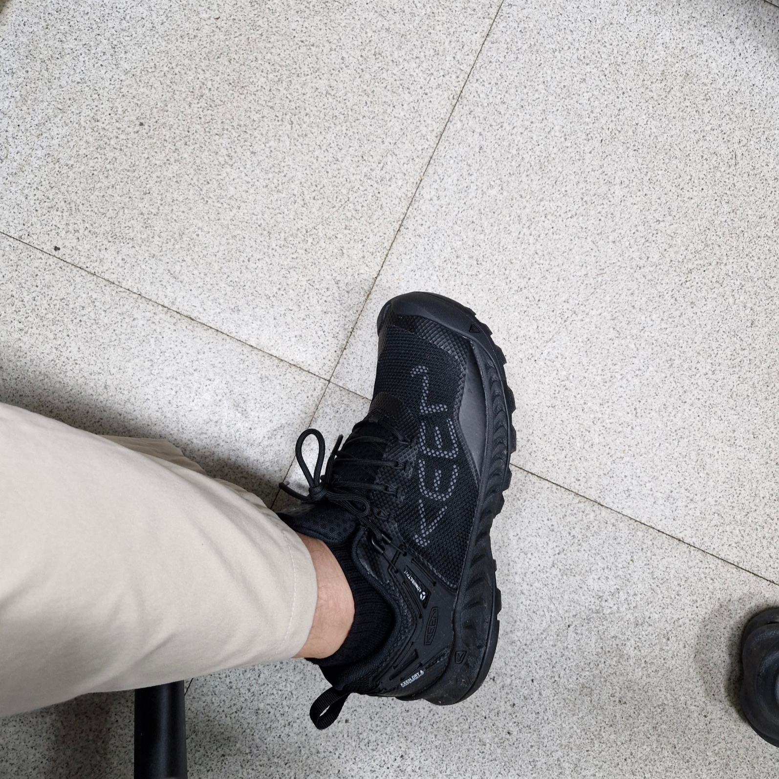 Keen NXIS EVO Waterproof Triple Black 착용 스타일