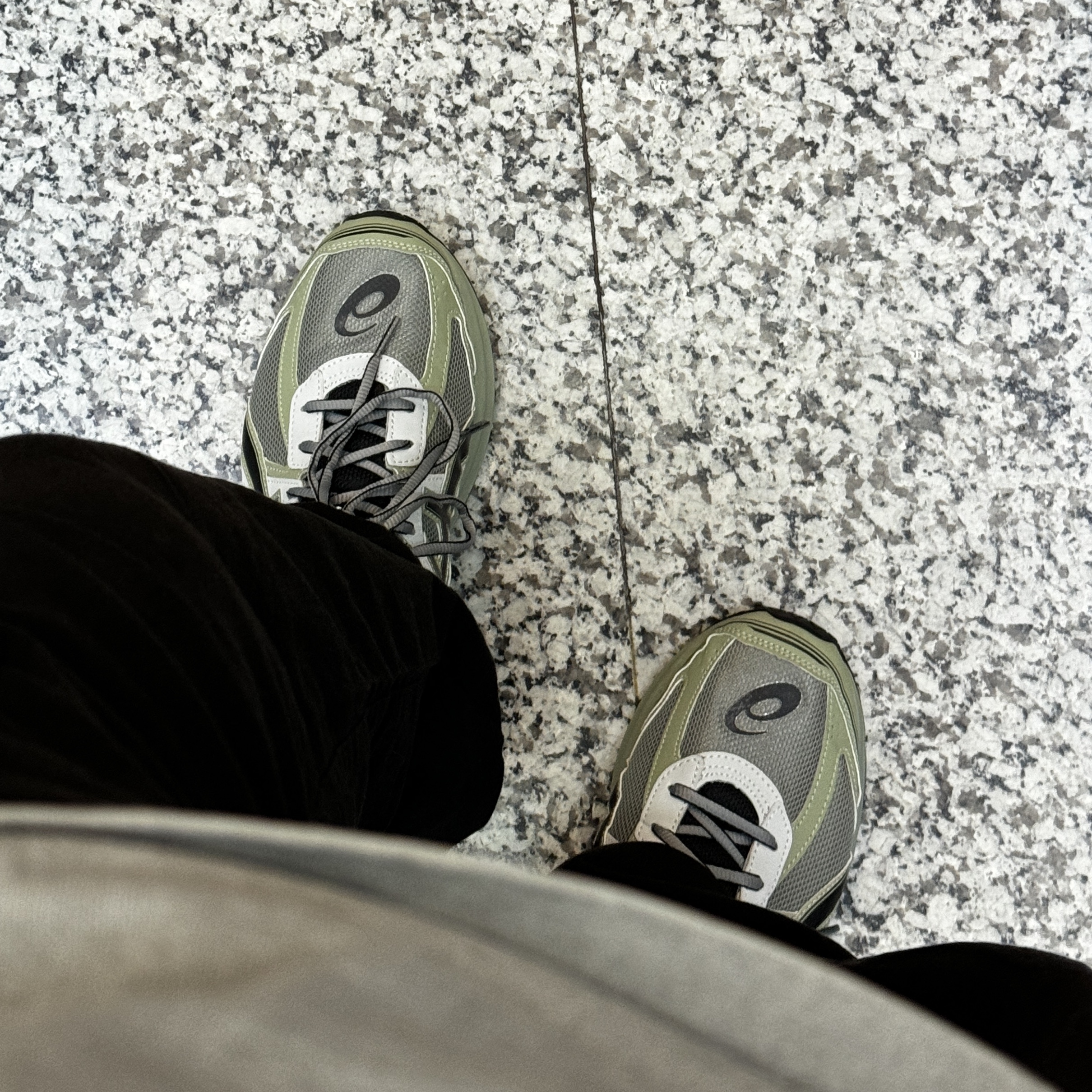 Asics Jog 100 S Sheet Rock - 2E Wide 착용 스타일