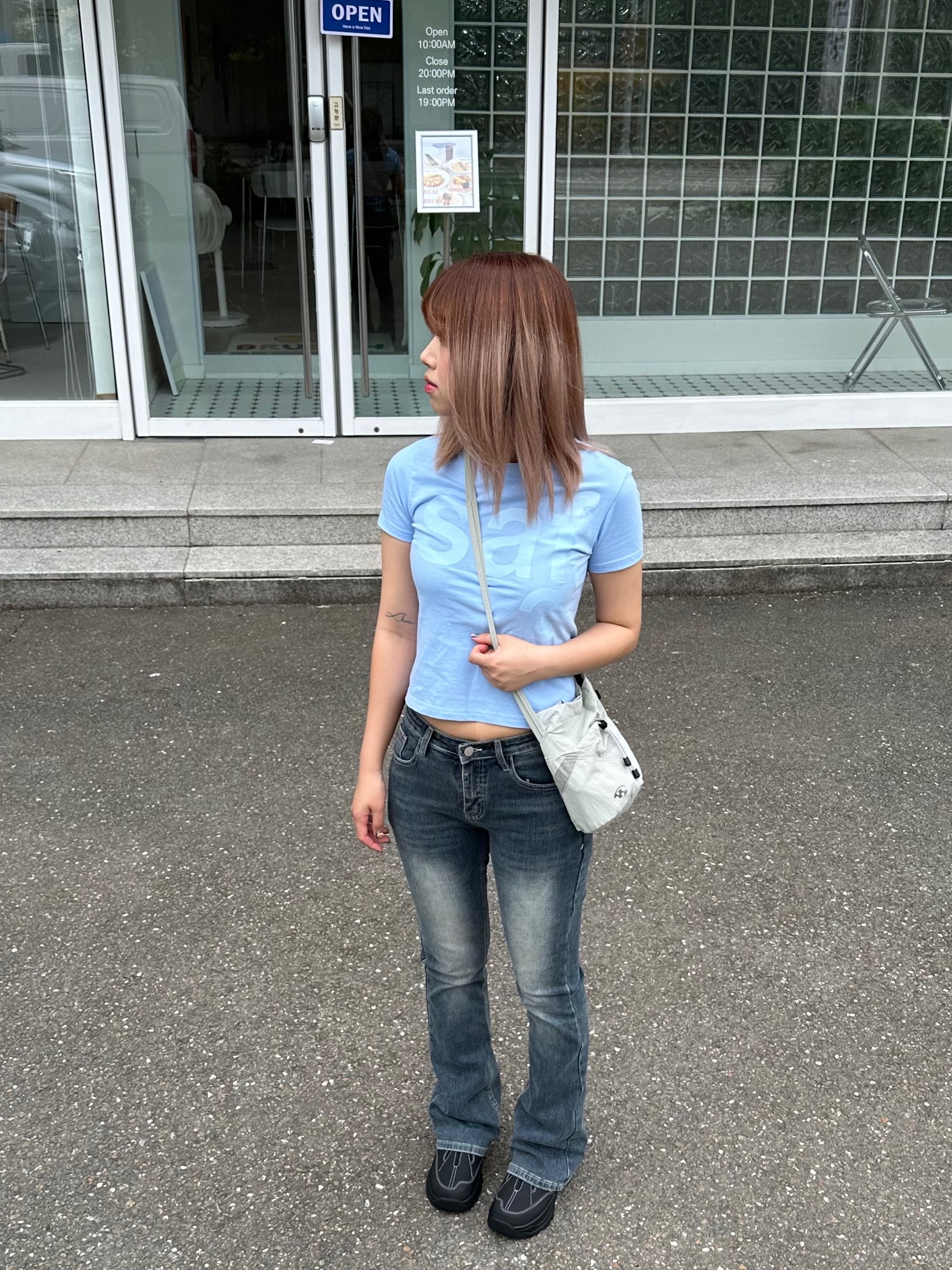 [KREAM 단독] Safarispot 1/2 Basic Safari T-Shirt Sky, Sansan Gear Cross Bag Warm Grey - 24SS 착용 스타일 - 1