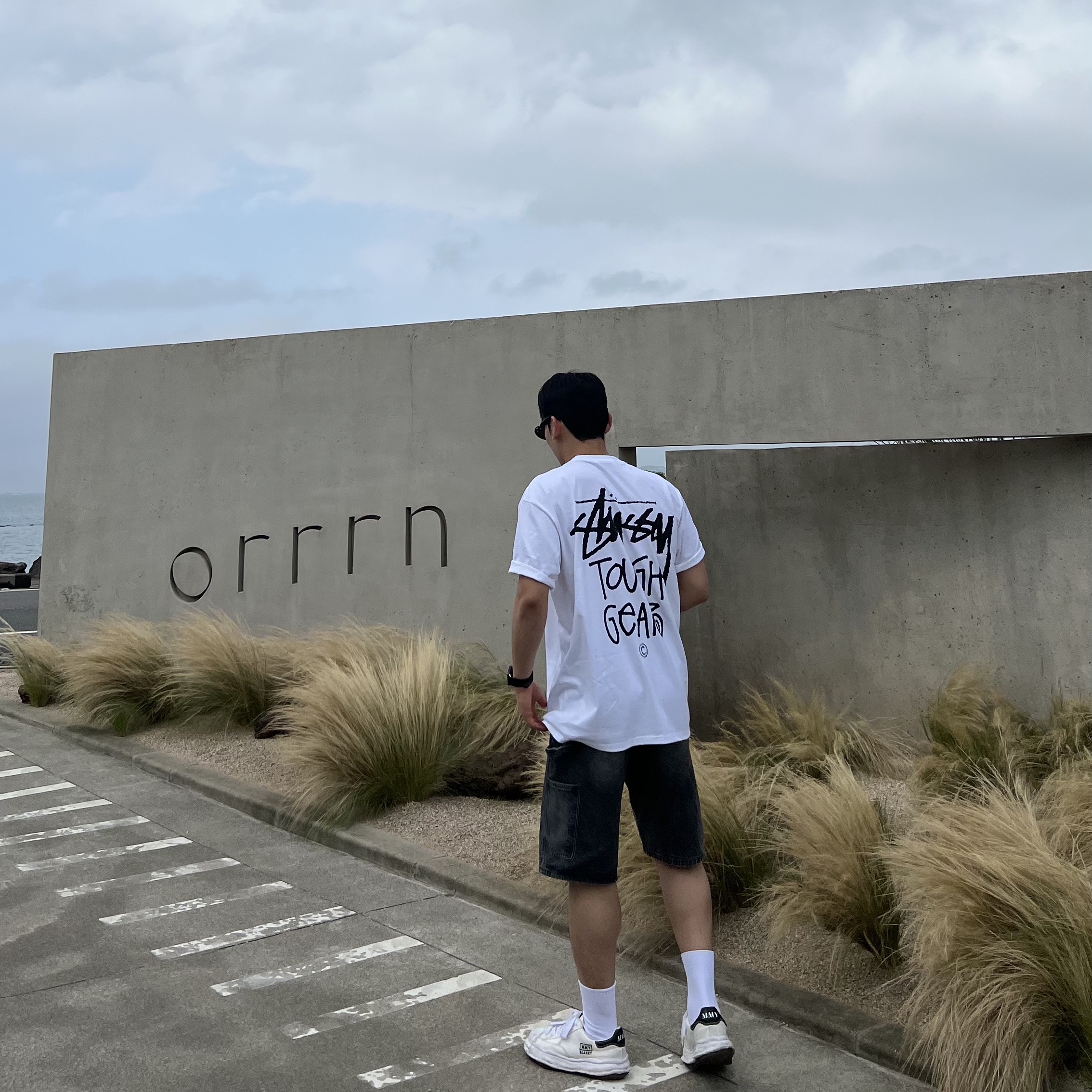 Stussy Tough Gear T-Shirt White, Maison Mihara Yasuhiro Blakey OG Sole Canvas Low-top Sneakers White 착용 스타일 - 2