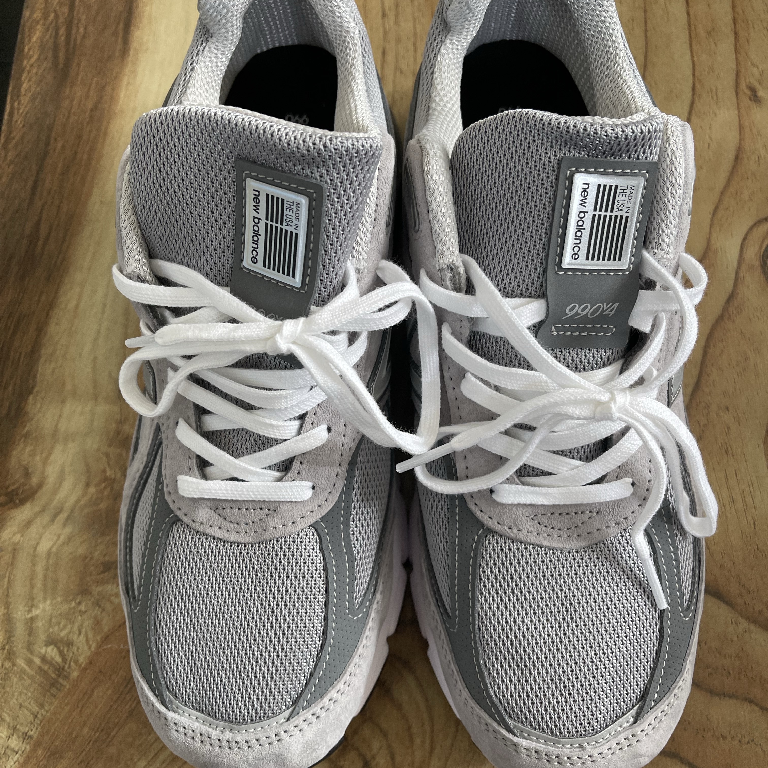 New Balance 990v4 Made in USA Grey Silver 착용 스타일 - 1