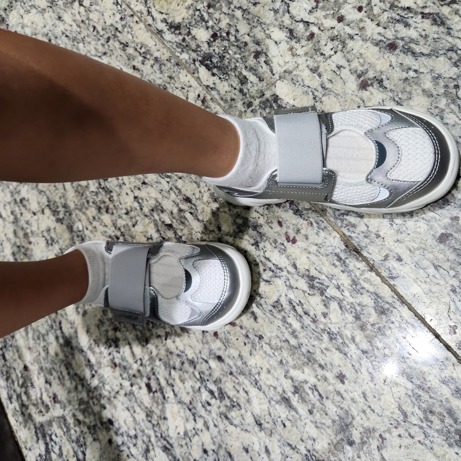(Kids) New Balance Freedle 920 Sandal Silver 착용 스타일